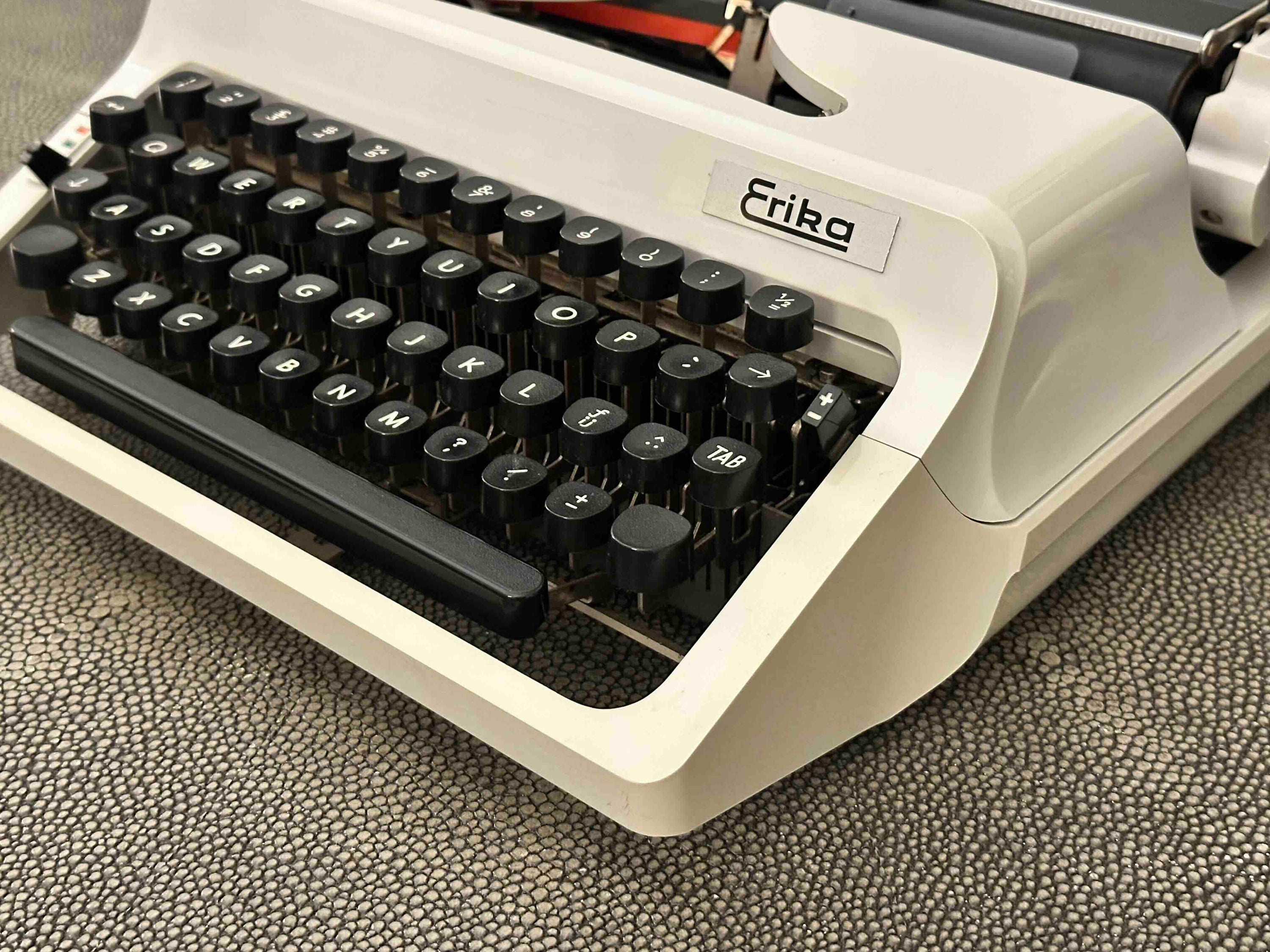 RARE Erika Robotron Typewriter, Kristall Typeface, Qwerty, Mod. 44, 1982, Fully Functional