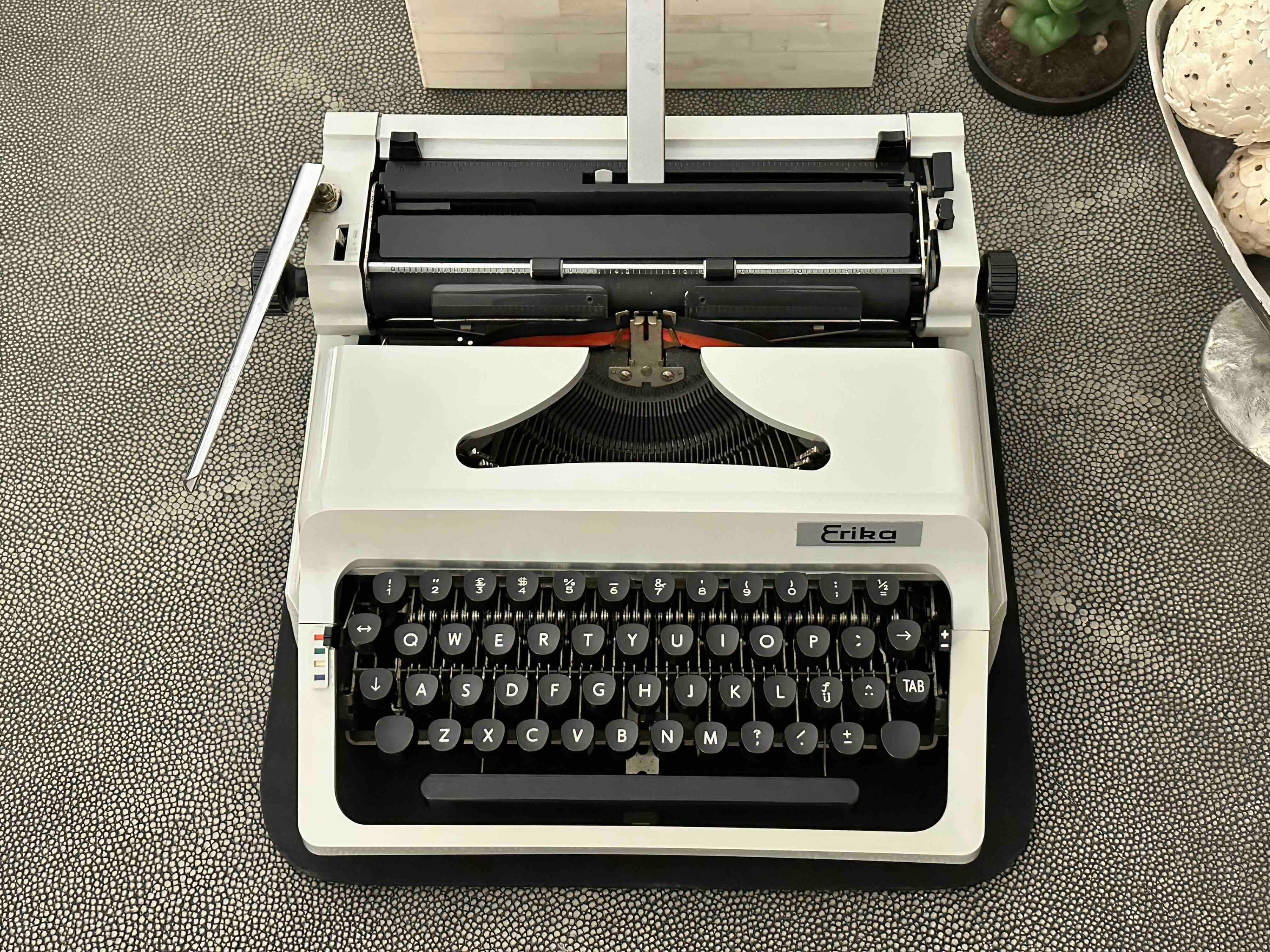 RARE Erika Robotron Typewriter, Kristall Typeface, Qwerty, Mod. 44, 1982, Fully Functional