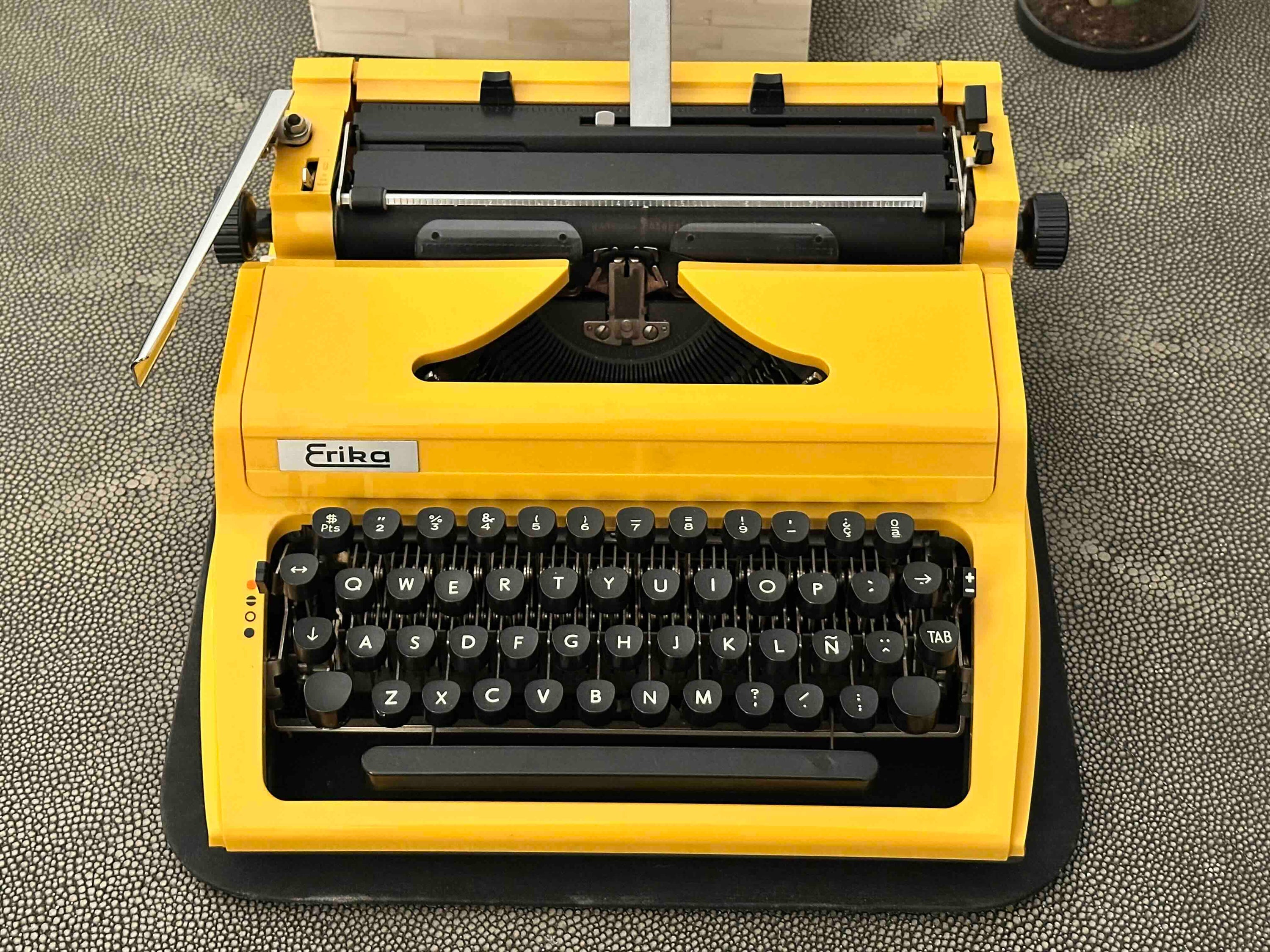 RARE Erika Robotron Typewriter, Kristall Typeface, Qwerty, Mod. 105, 1980s, Fully Functional
