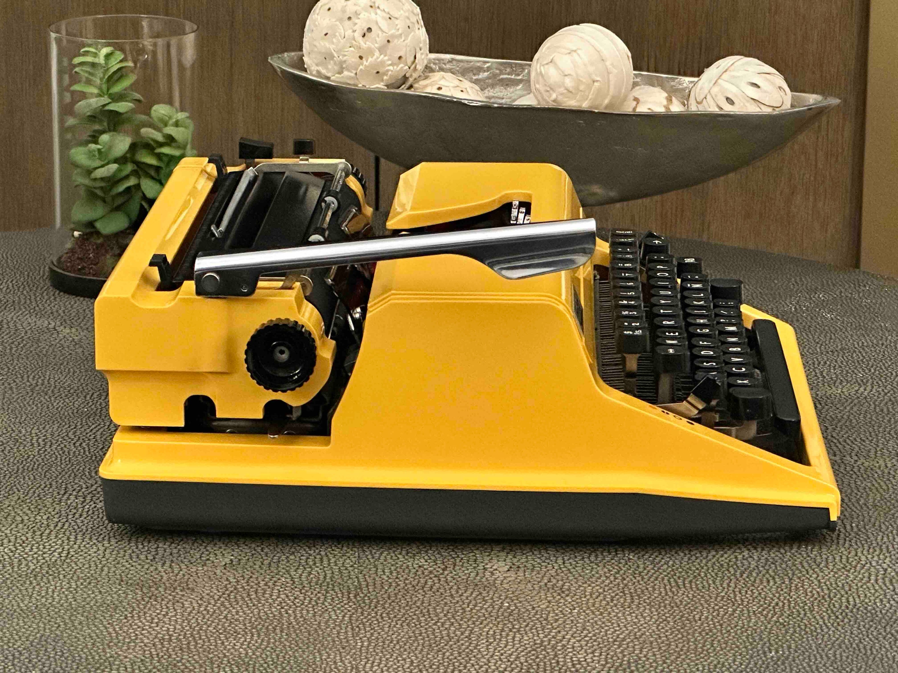 RARE Erika Robotron Typewriter, Kristall Typeface, Qwerty, Mod. 105, 1980s, Fully Functional