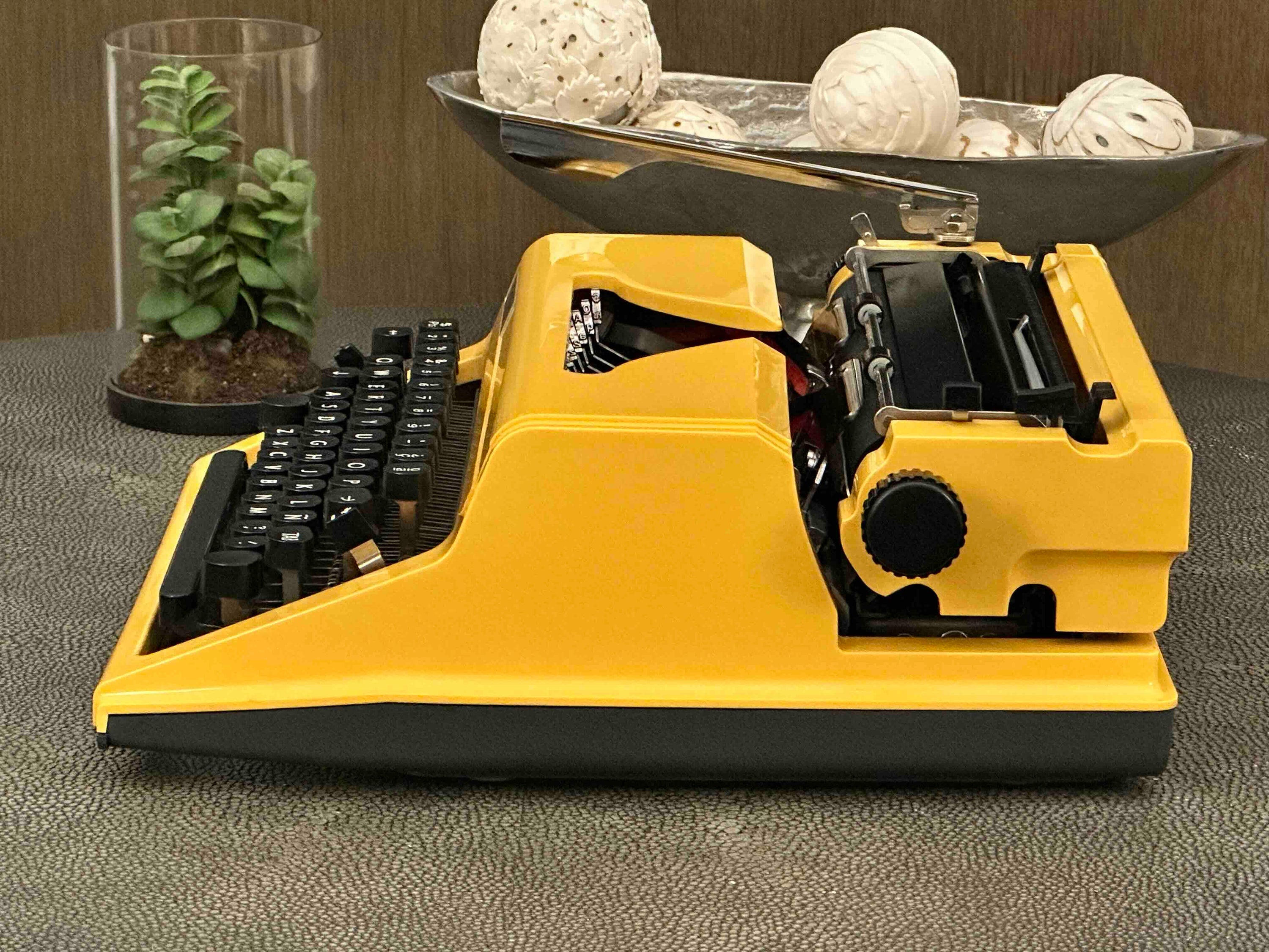 RARE Erika Robotron Typewriter, Kristall Typeface, Qwerty, Mod. 105, 1980s, Fully Functional