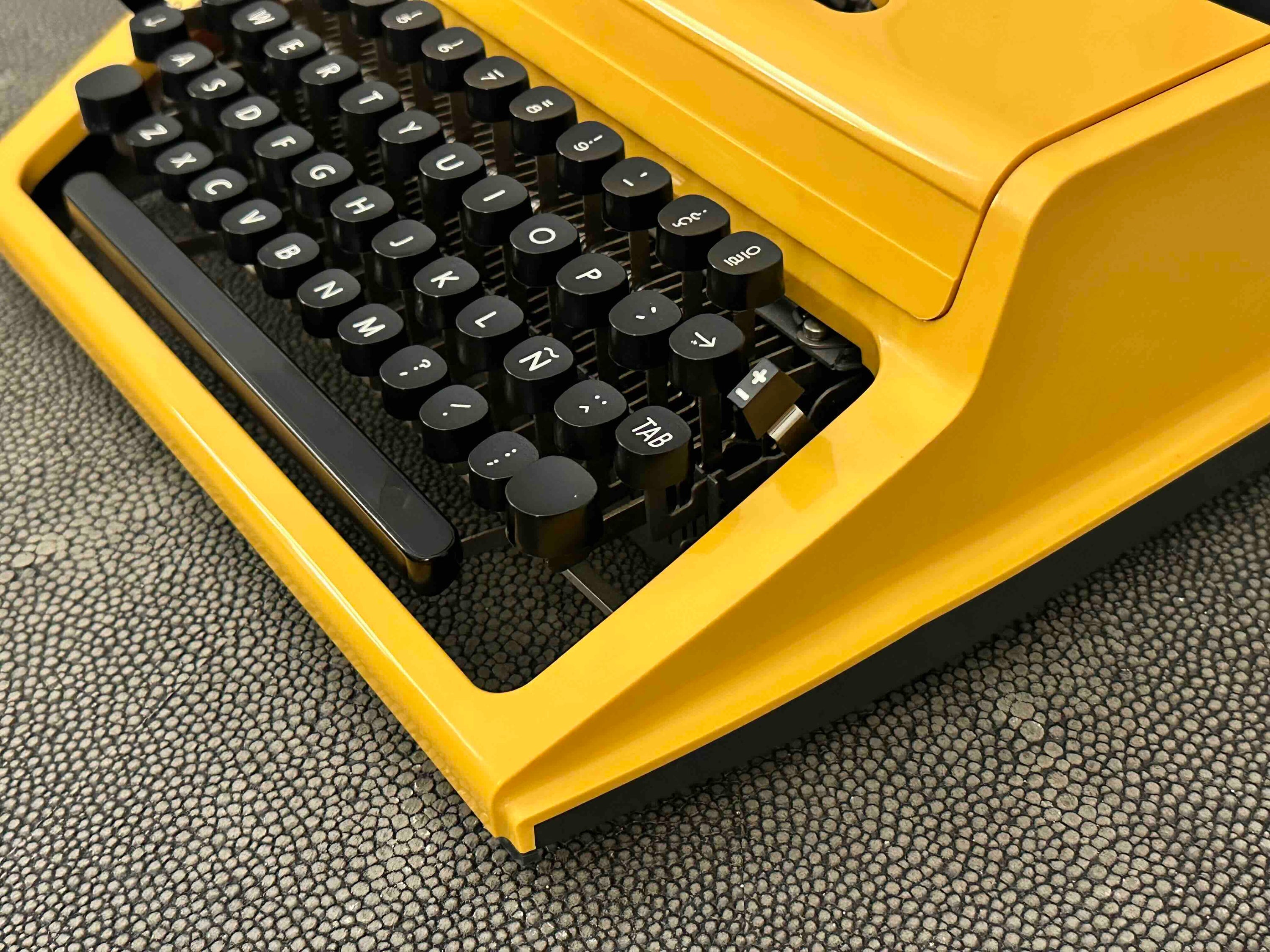 RARE Erika Robotron Typewriter, Kristall Typeface, Qwerty, Mod. 105, 1980s, Fully Functional