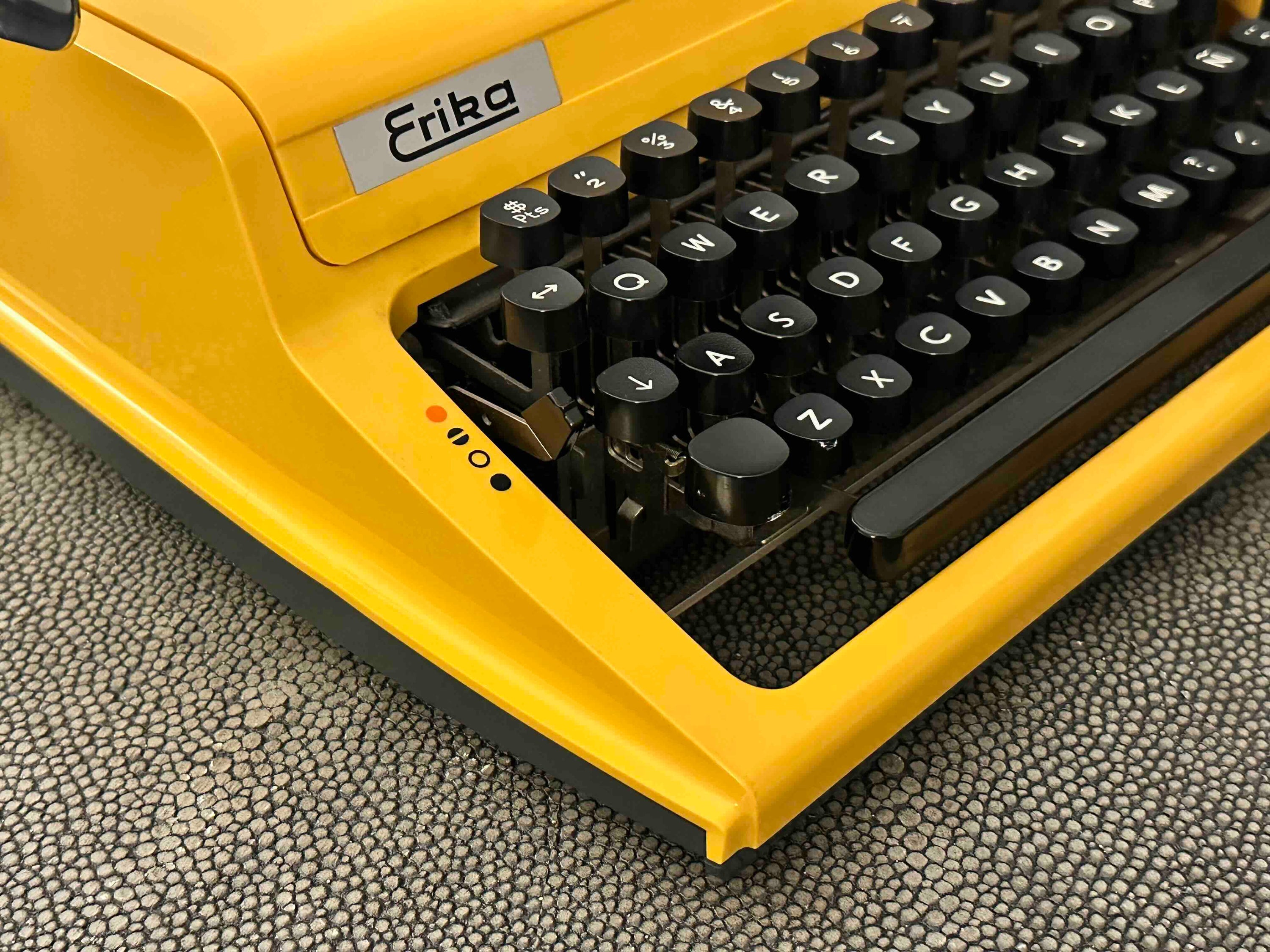 RARE Erika Robotron Typewriter, Kristall Typeface, Qwerty, Mod. 105, 1980s, Fully Functional