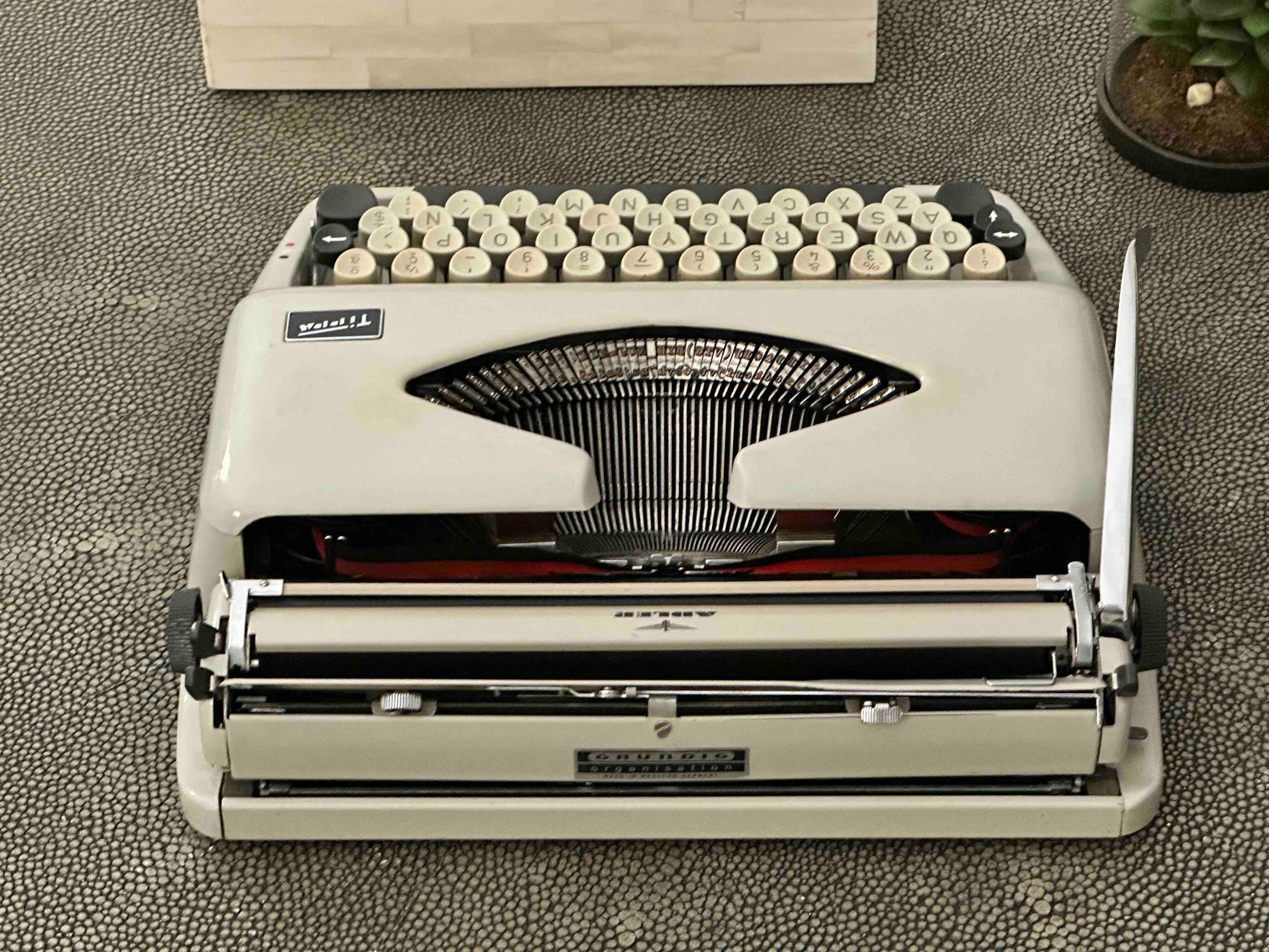 Adler Tippa Typewriter with Qwerty Layout, 1968, Made in Germany
