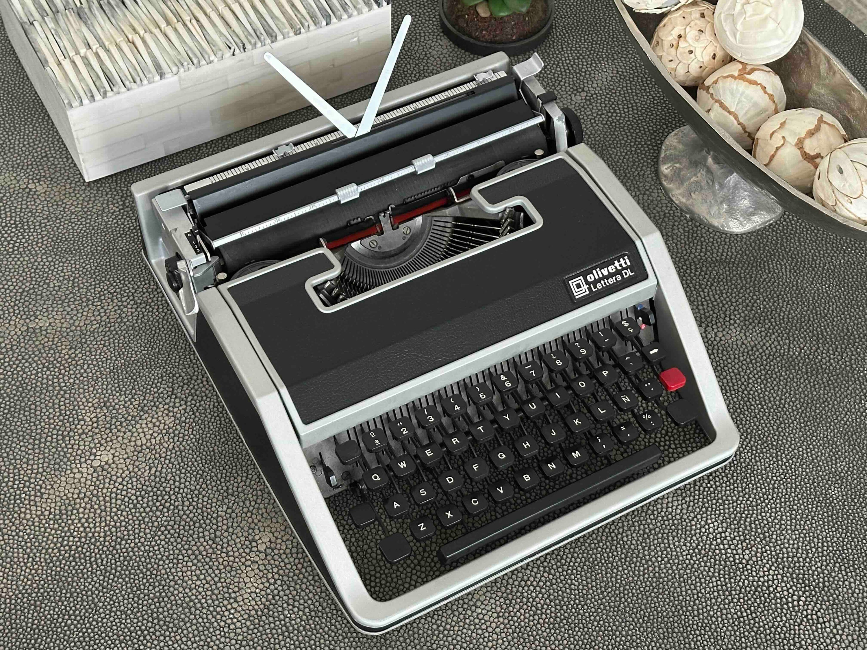 RARE Olivetti Lettera DL Typewriter with Cubic Font, Qwerty Layout, 1970, Fully Functional