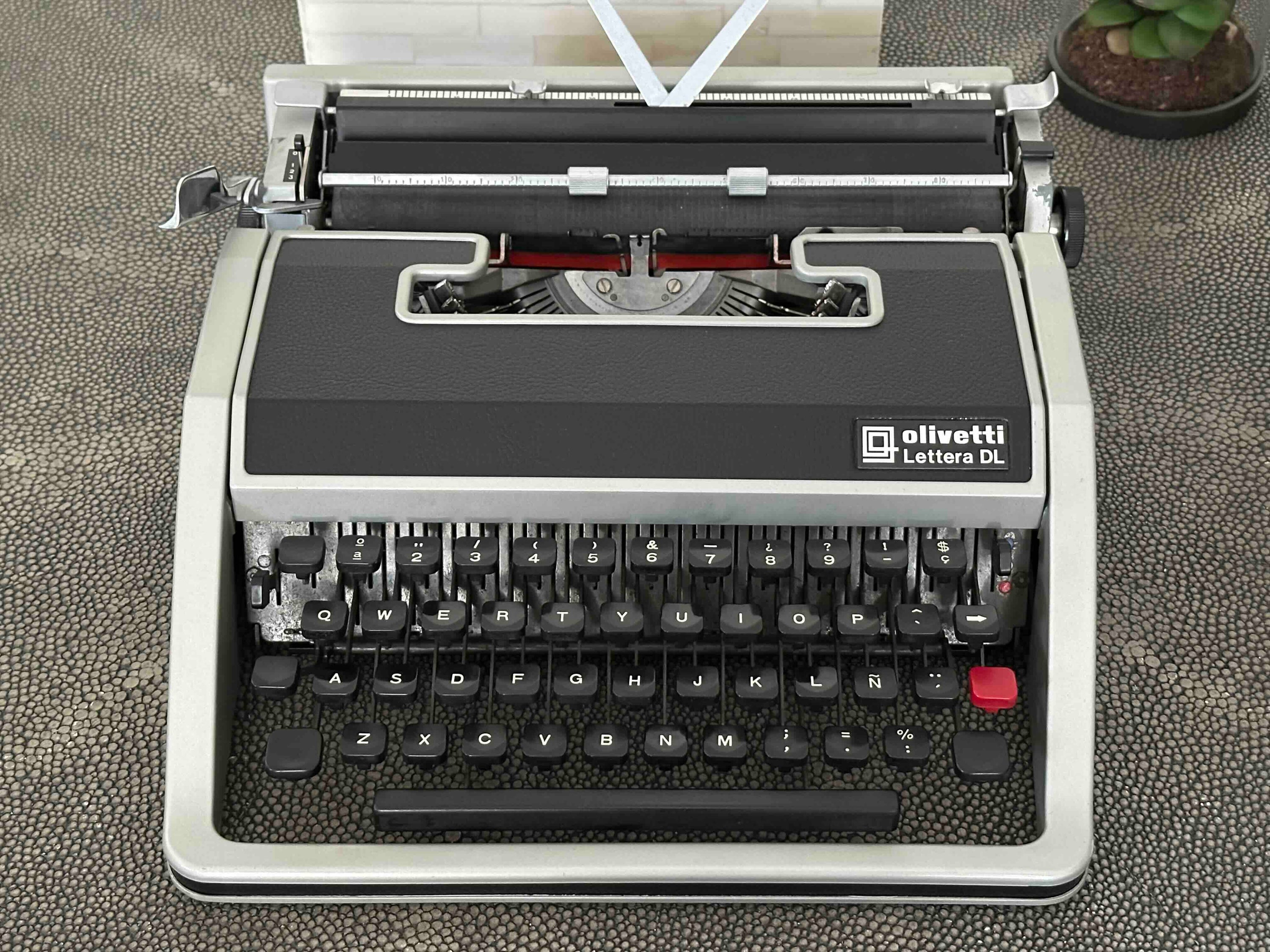 RARE Olivetti Lettera DL Typewriter with Cubic Font, Qwerty Layout, 1970, Fully Functional
