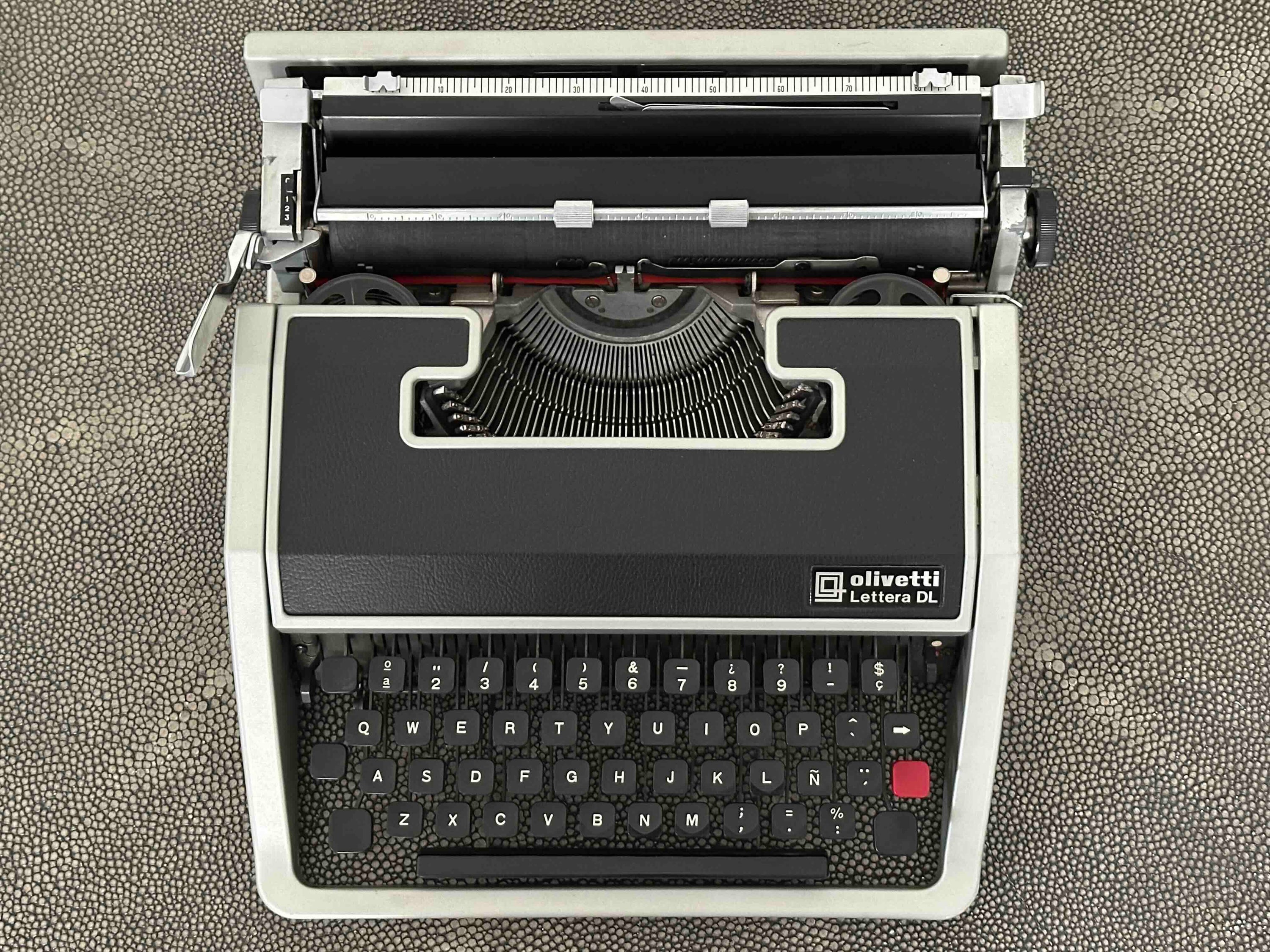 RARE Olivetti Lettera DL Typewriter with Cubic Font, Qwerty Layout, 1970, Fully Functional
