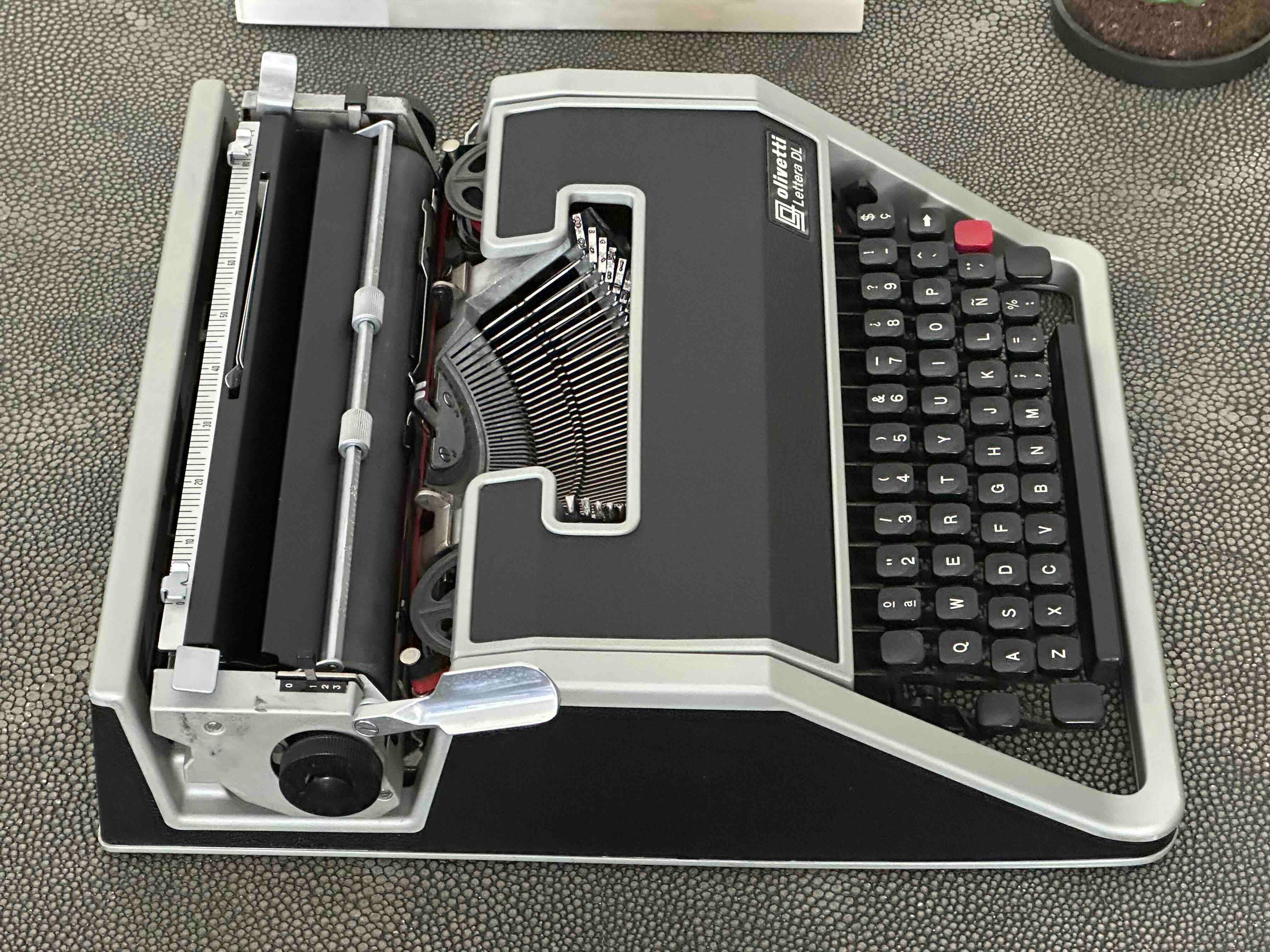 RARE Olivetti Lettera DL Typewriter with Cubic Font, Qwerty Layout, 1970, Fully Functional