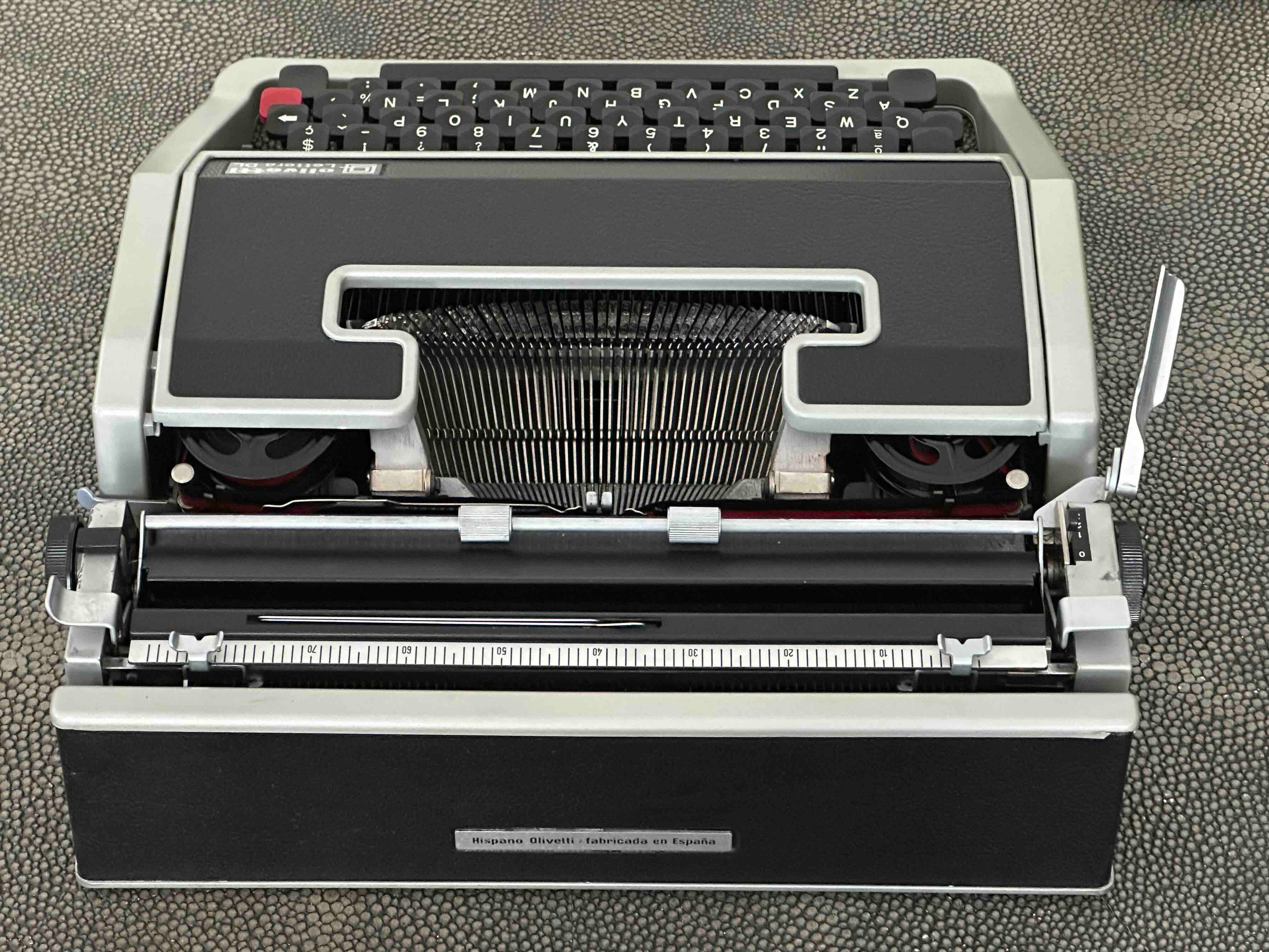RARE Olivetti Lettera DL Typewriter with Cubic Font, Qwerty Layout, 1970, Fully Functional