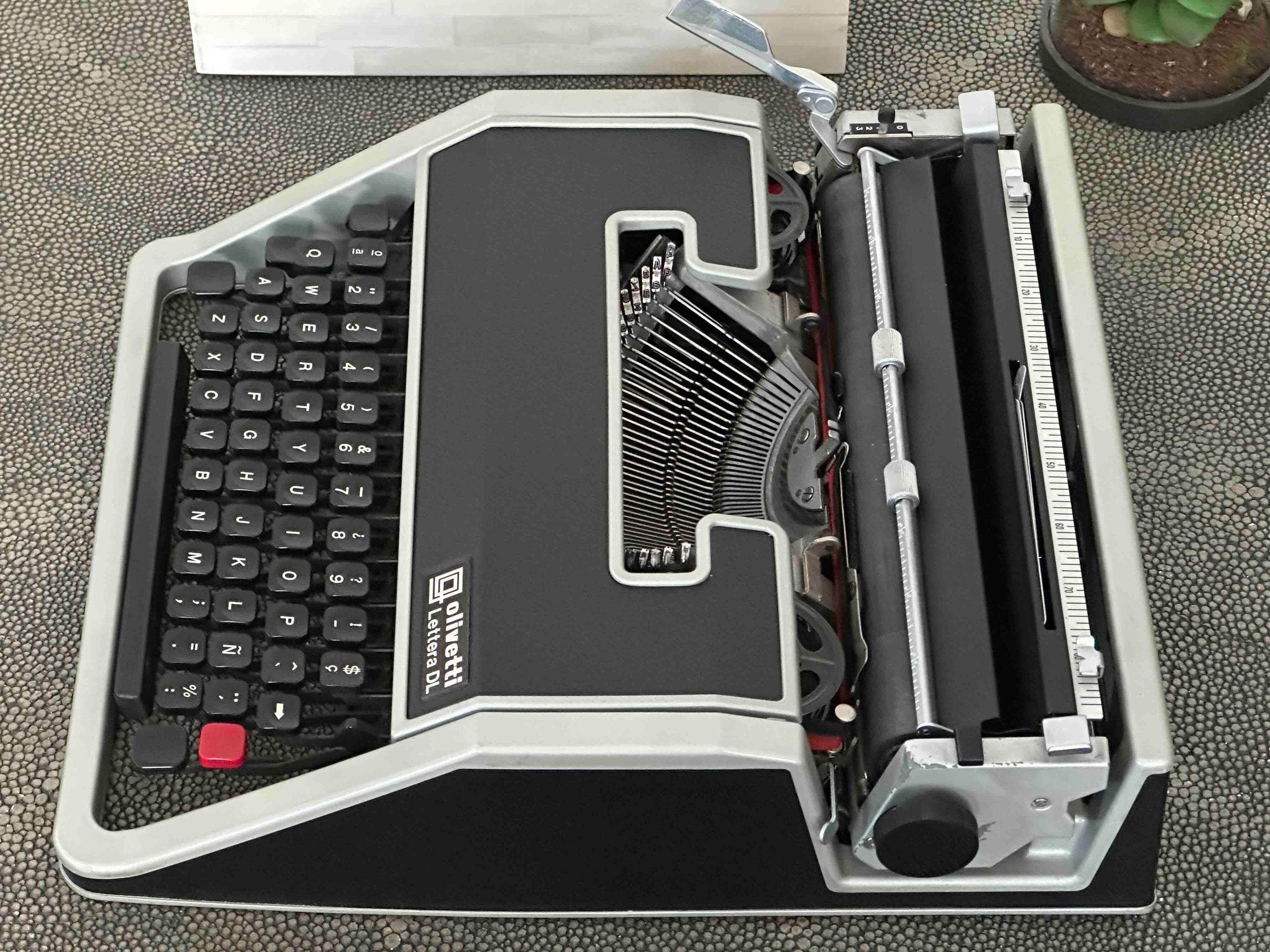 RARE Olivetti Lettera DL Typewriter with Cubic Font, Qwerty Layout, 1970, Fully Functional