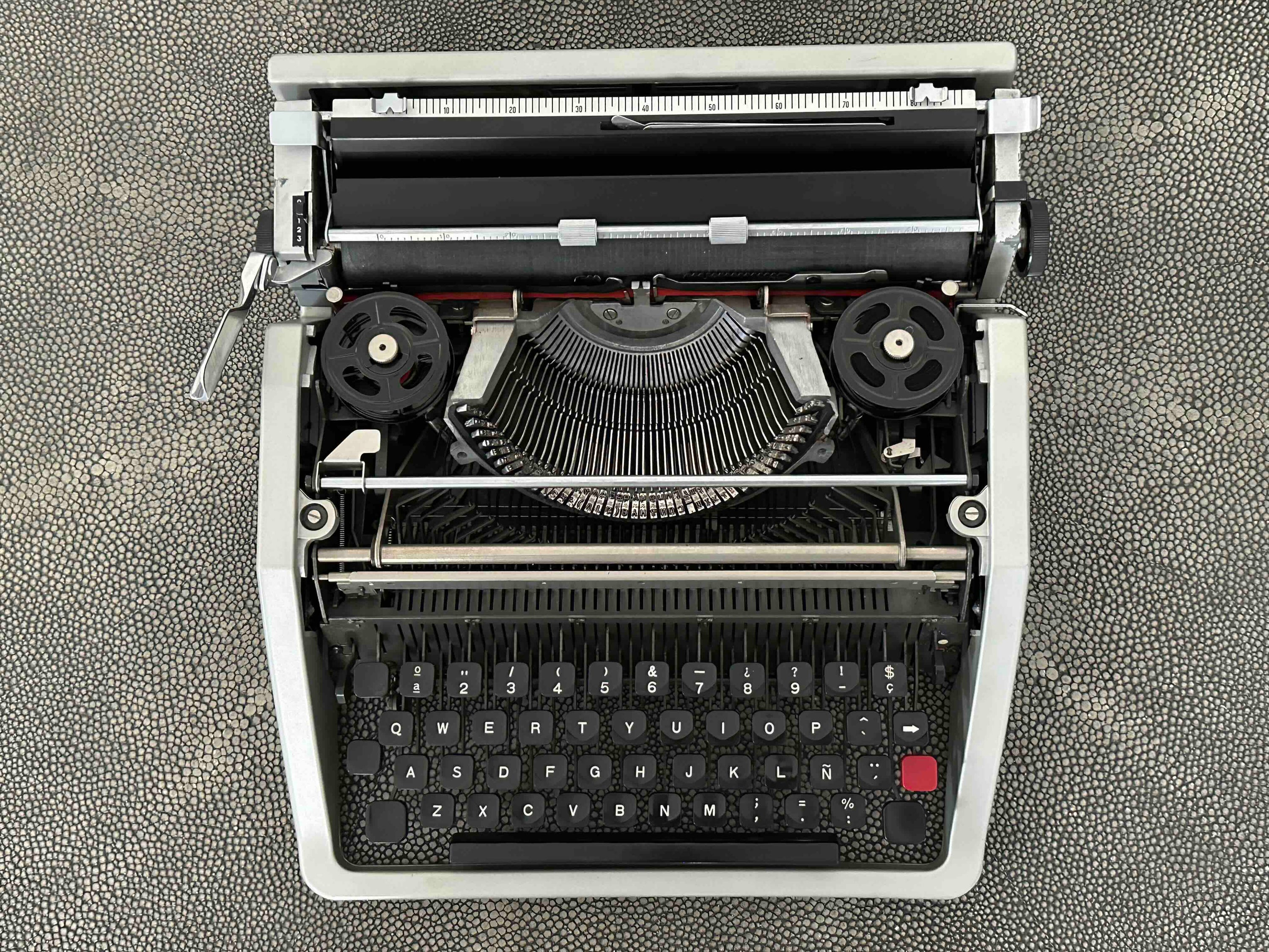 RARE Olivetti Lettera DL Typewriter with Cubic Font, Qwerty Layout, 1970, Fully Functional