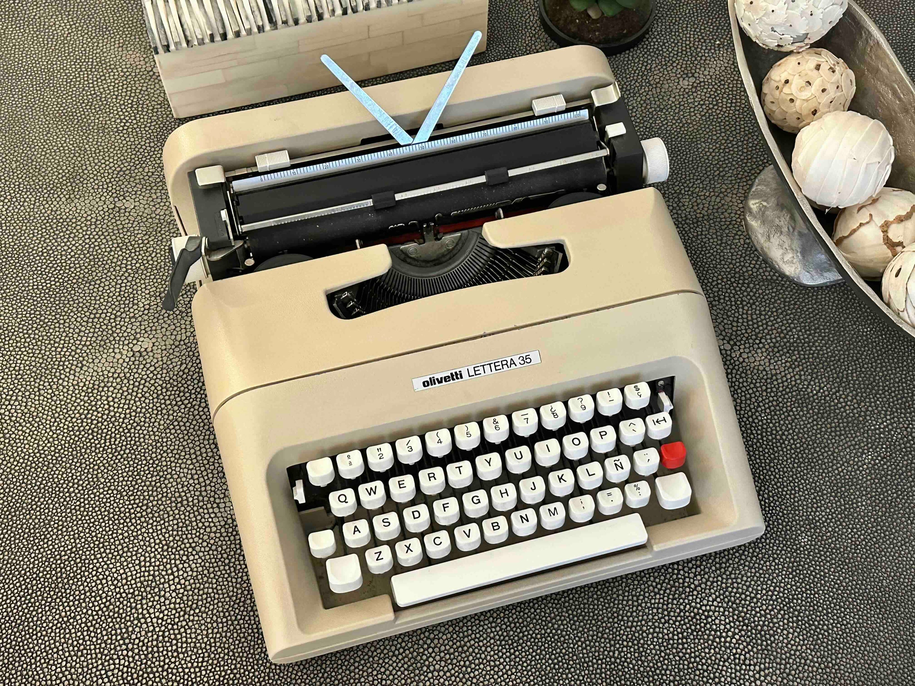 RARE Olivetti Lettera 35 Typewriter with Quadrato Font, Qwerty Layout, 1970s, Fully Functional