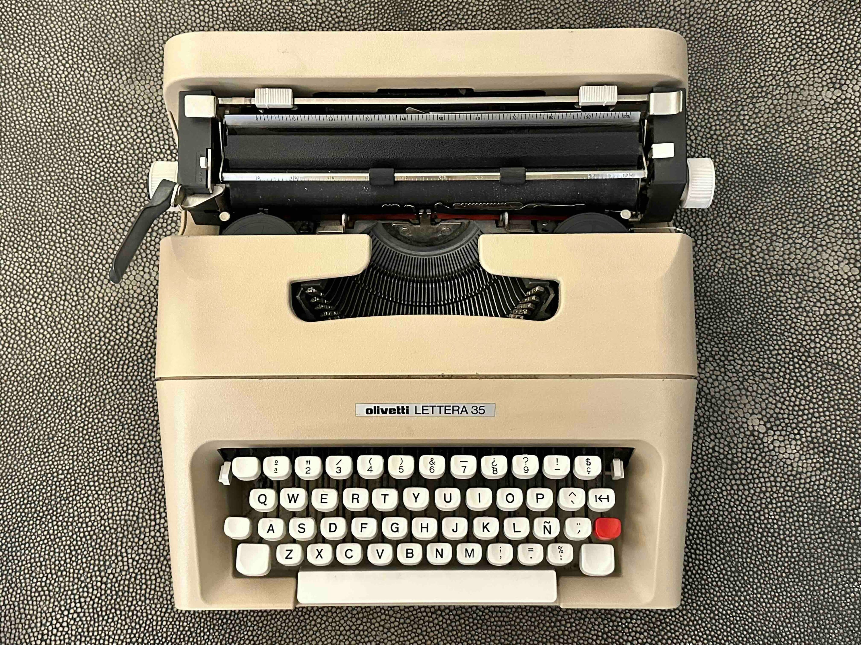 RARE Olivetti Lettera 35 Typewriter with Quadrato Font, Qwerty Layout, 1970s, Fully Functional