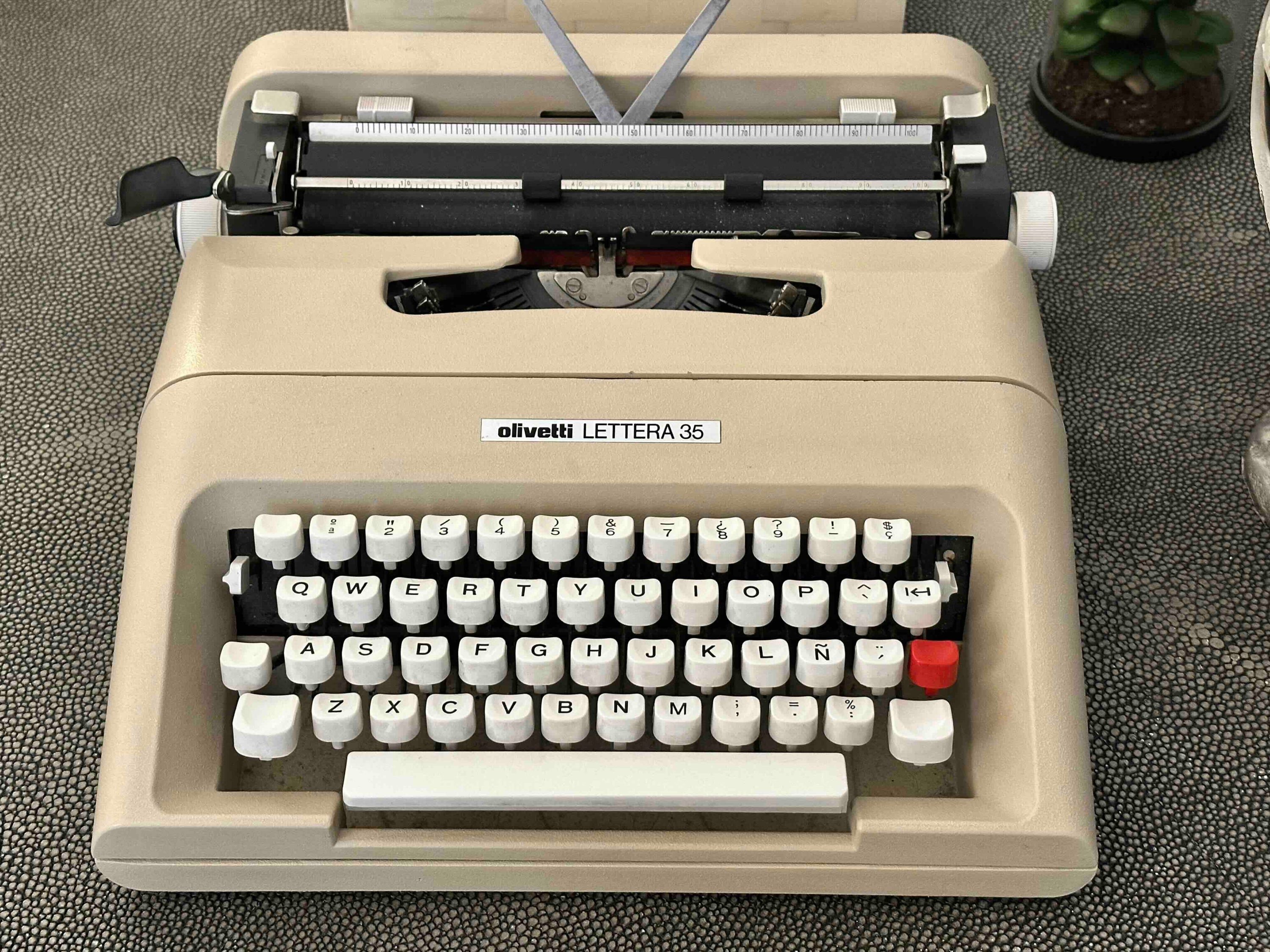 RARE Olivetti Lettera 35 Typewriter with Quadrato Font, Qwerty Layout, 1970s, Fully Functional