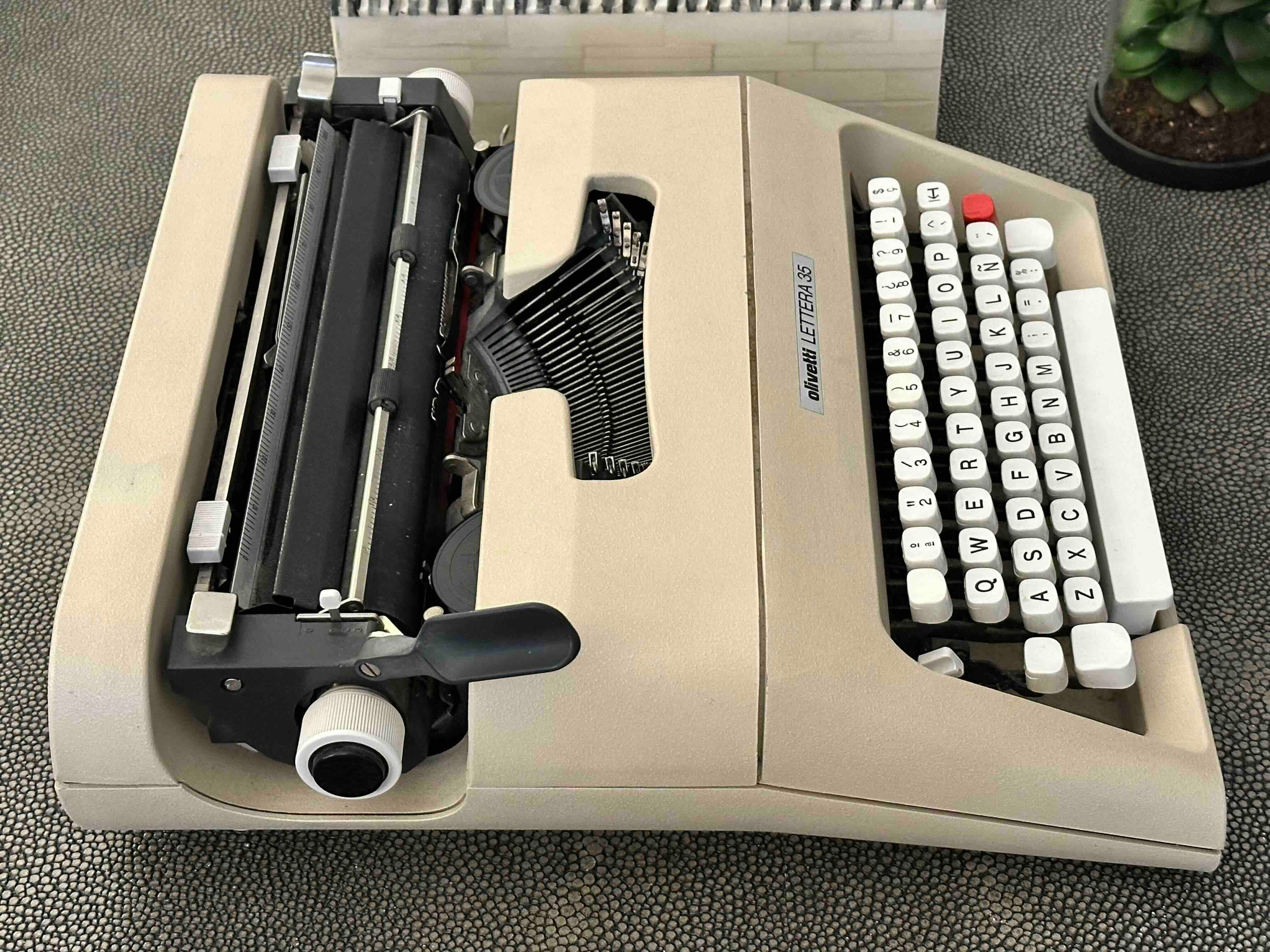 RARE Olivetti Lettera 35 Typewriter with Quadrato Font, Qwerty Layout, 1970s, Fully Functional