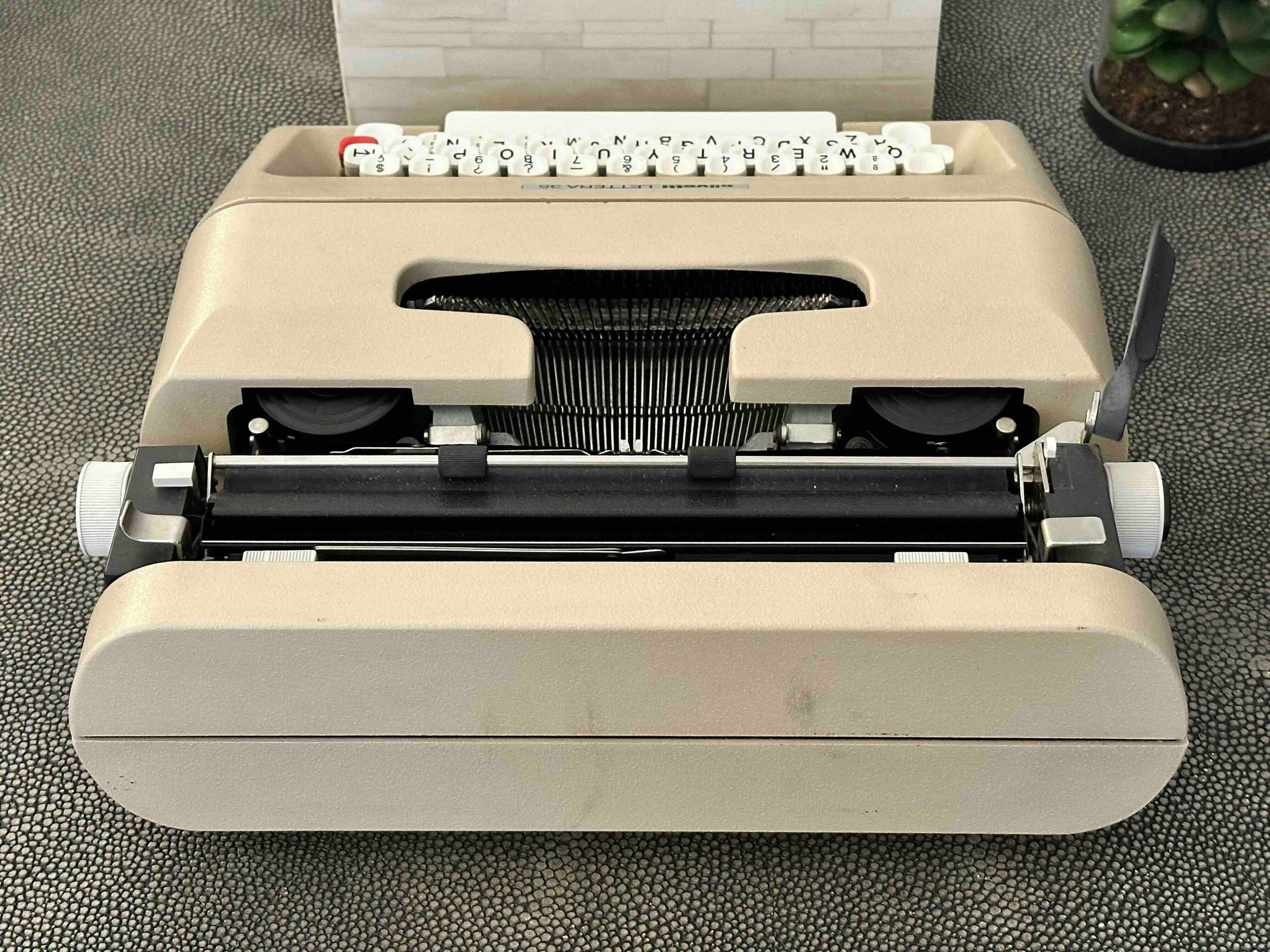 RARE Olivetti Lettera 35 Typewriter with Quadrato Font, Qwerty Layout, 1970s, Fully Functional