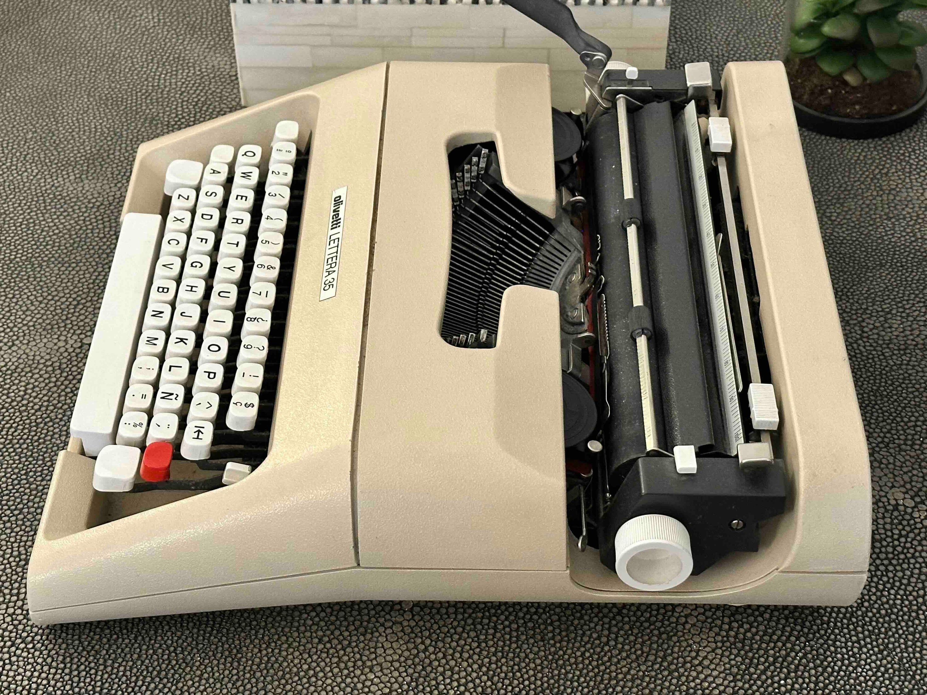 RARE Olivetti Lettera 35 Typewriter with Quadrato Font, Qwerty Layout, 1970s, Fully Functional