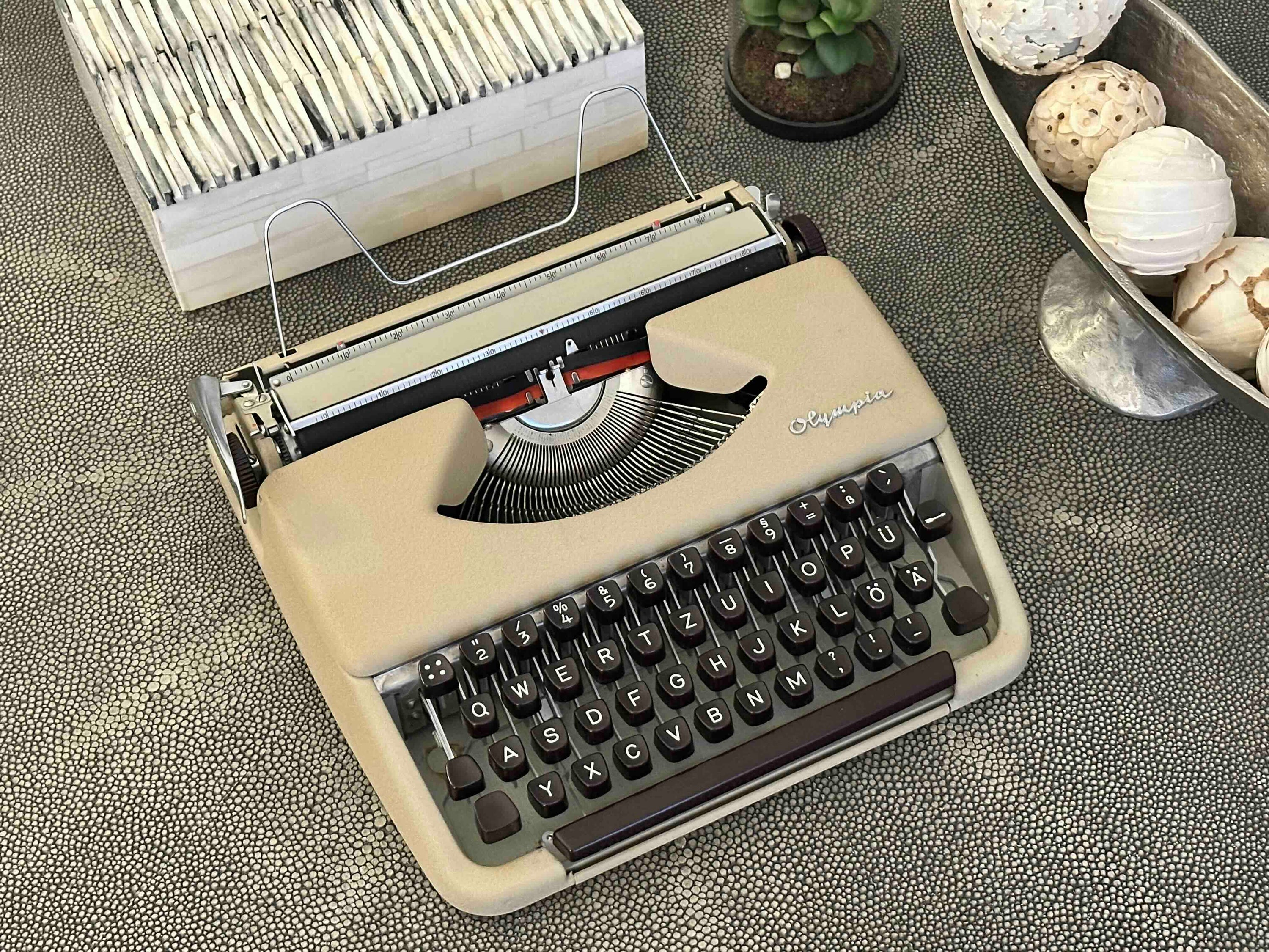 Olympia SF Typewriter in Beige/Burgundy, Qwertz Layout, 1957, Fully Functional
