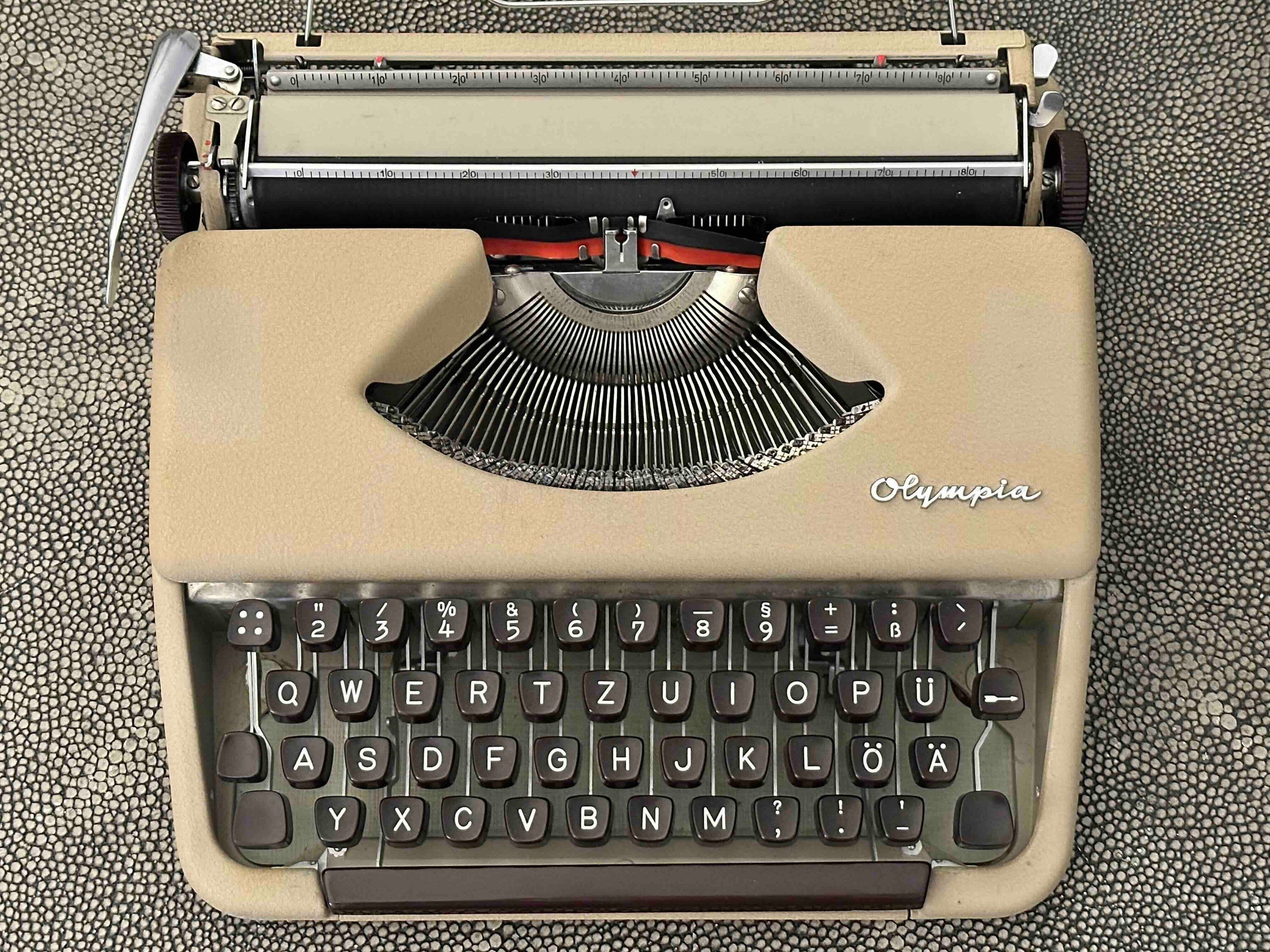 Olympia SF Typewriter in Beige/Burgundy, Qwertz Layout, 1957, Fully Functional