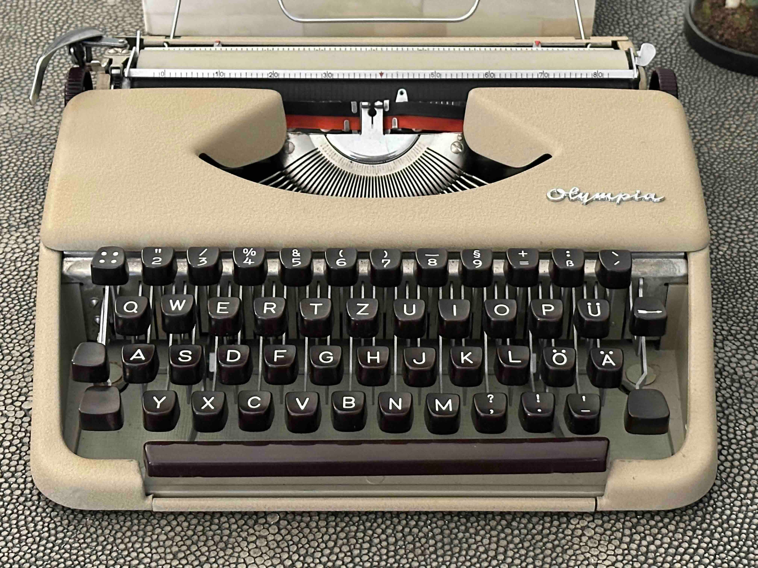 Olympia SF Typewriter in Beige/Burgundy, Qwertz Layout, 1957, Fully Functional
