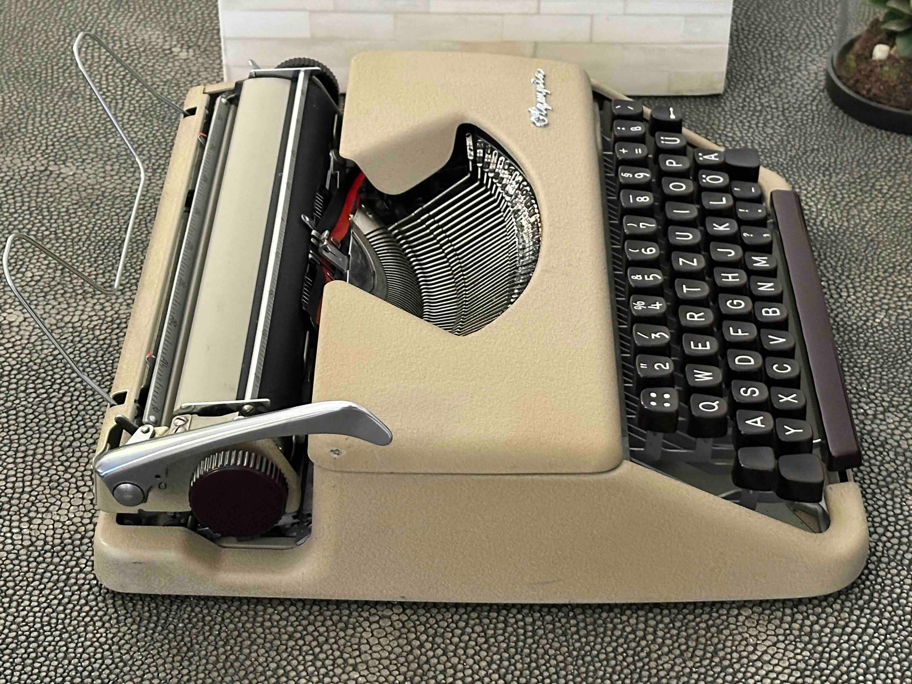 Olympia SF Typewriter in Beige/Burgundy, Qwertz Layout, 1957, Fully Functional