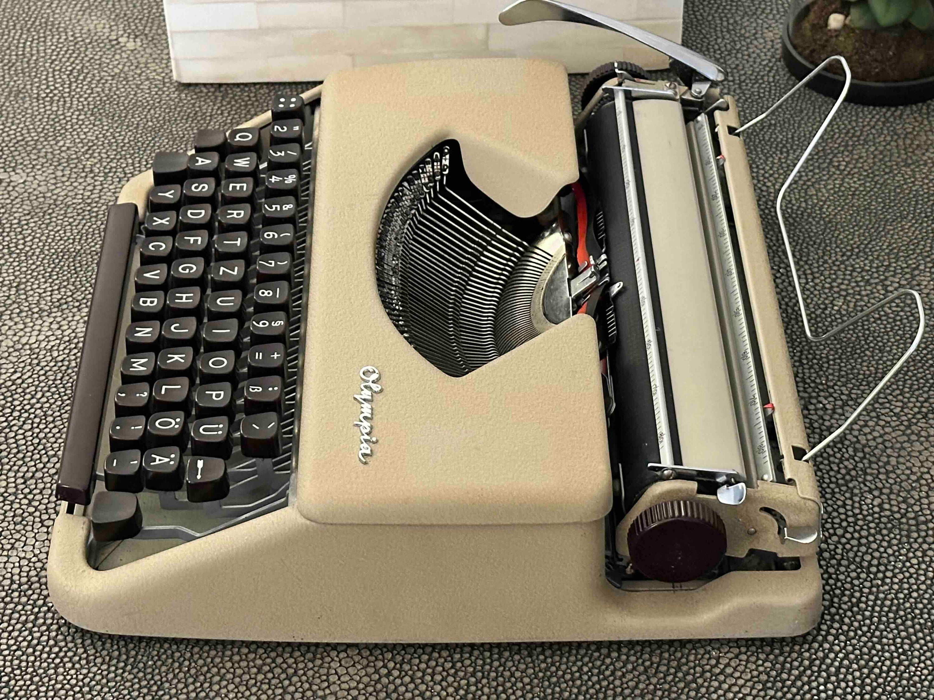 Olympia SF Typewriter in Beige/Burgundy, Qwertz Layout, 1957, Fully Functional