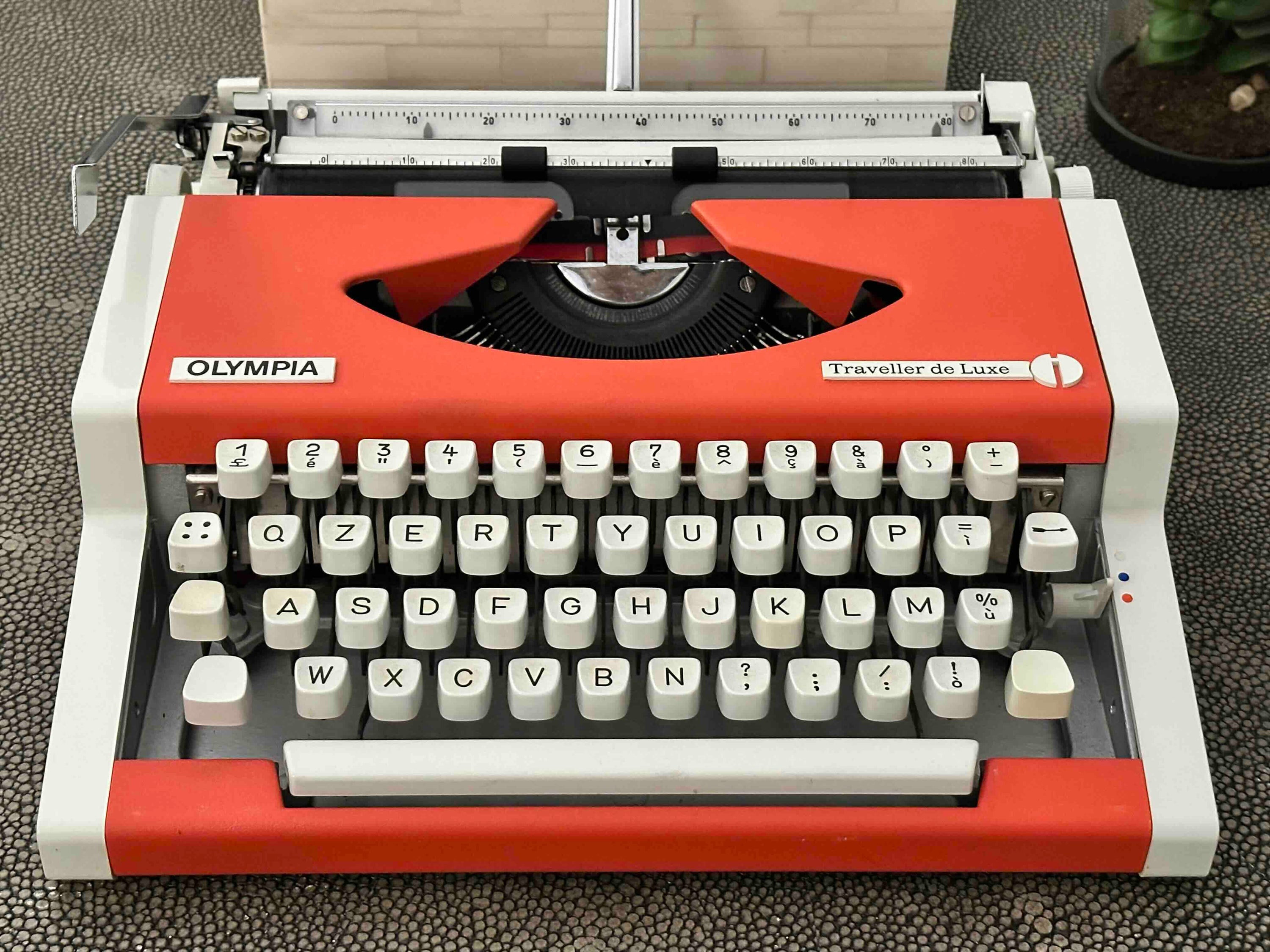 Olympia Traveller de Luxe Typewriter with Qzerty Layout, Red, 1975, Fully Functional