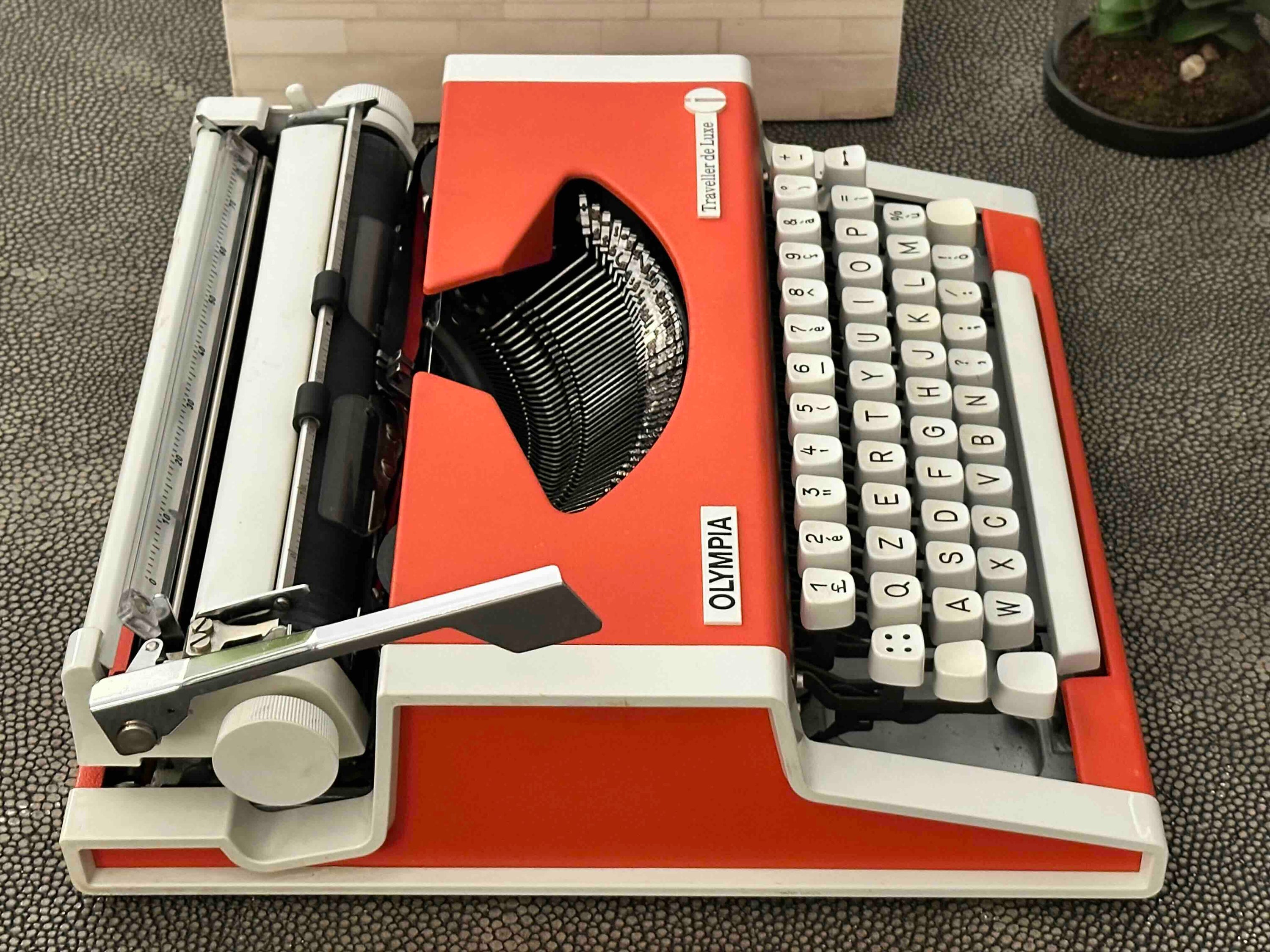 Olympia Traveller de Luxe Typewriter with Qzerty Layout, Red, 1975, Fully Functional