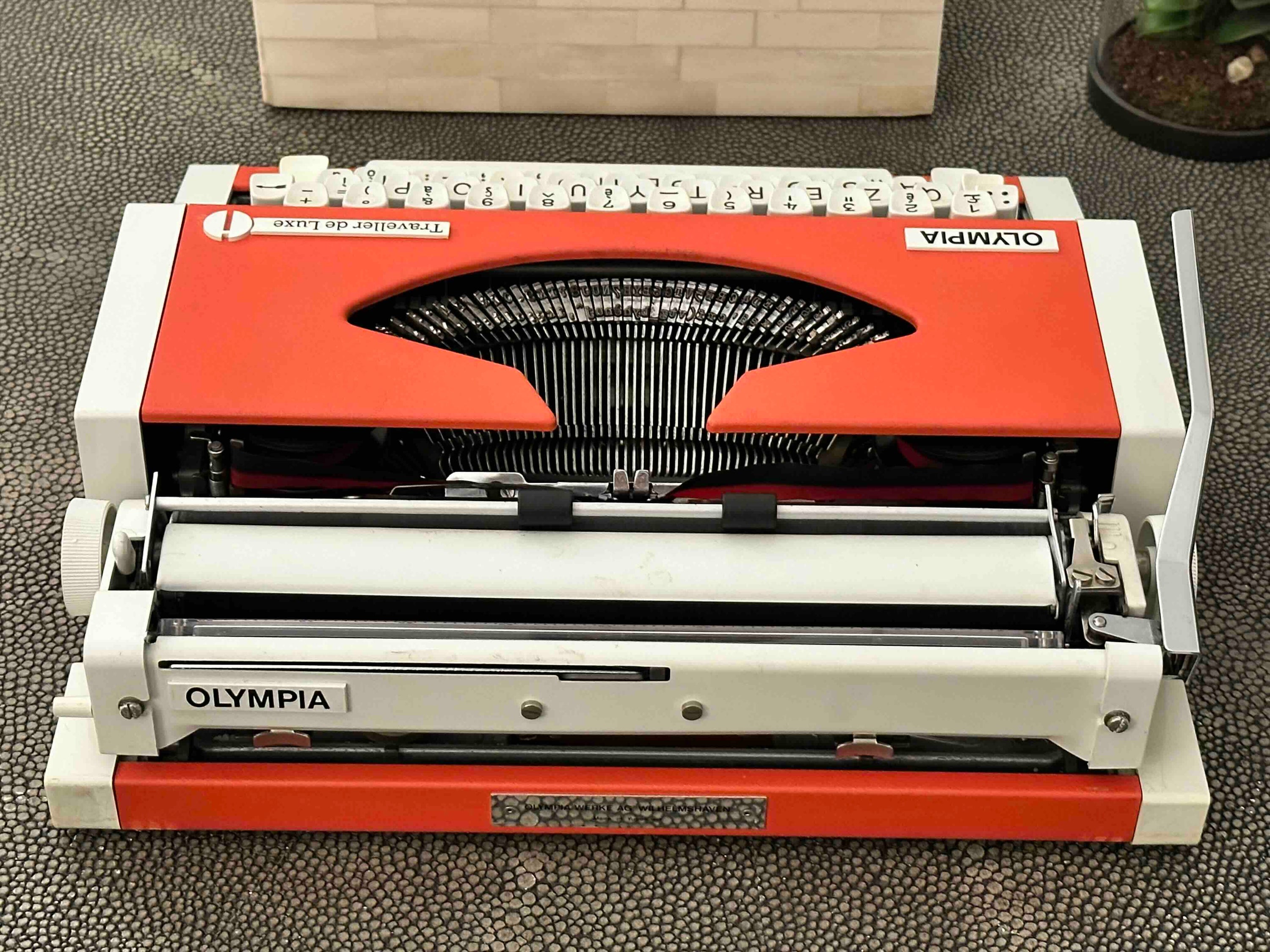Olympia Traveller de Luxe Typewriter with Qzerty Layout, Red, 1975, Fully Functional