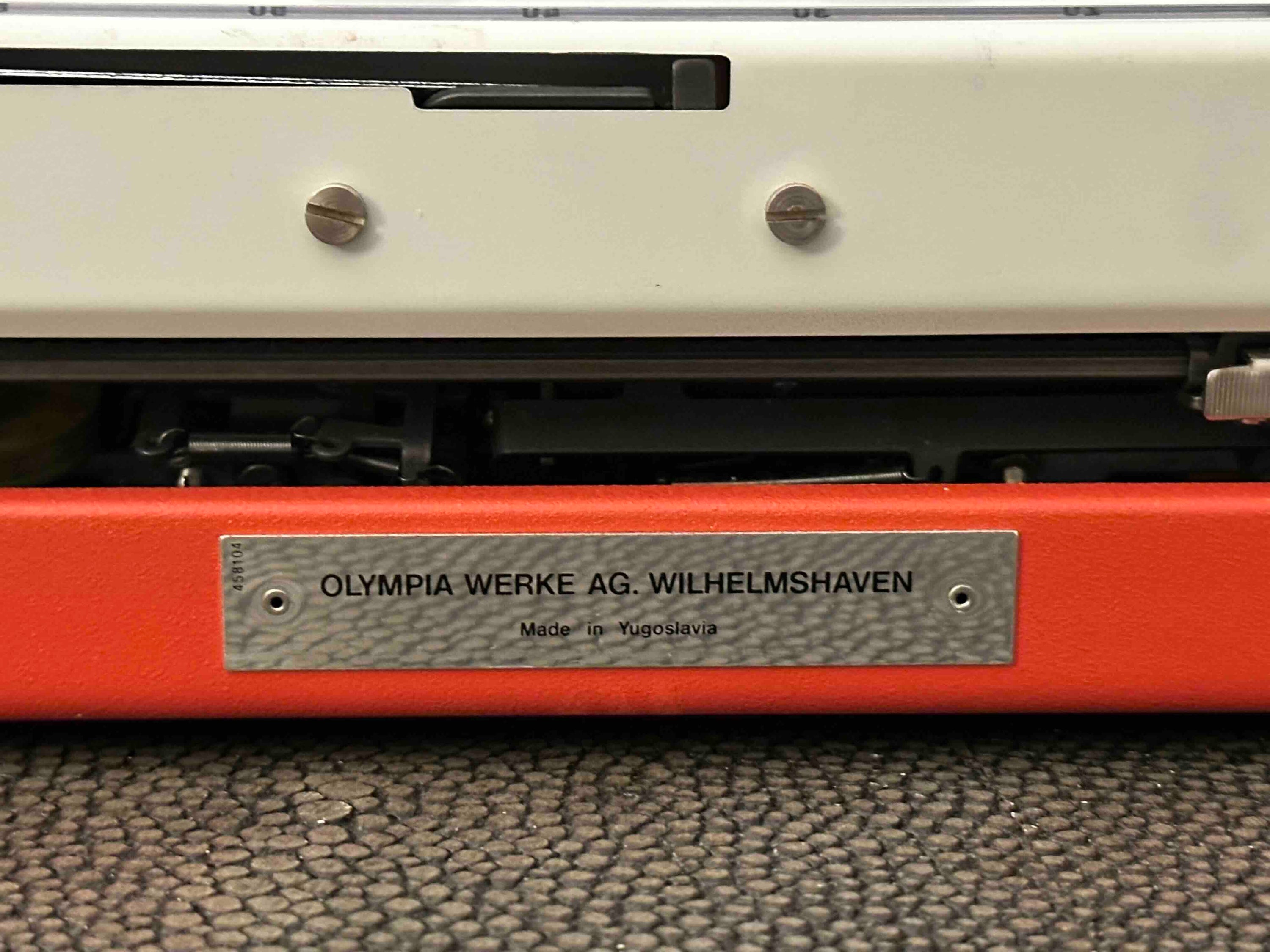 Olympia Traveller de Luxe Typewriter with Qzerty Layout, Red, 1975, Fully Functional