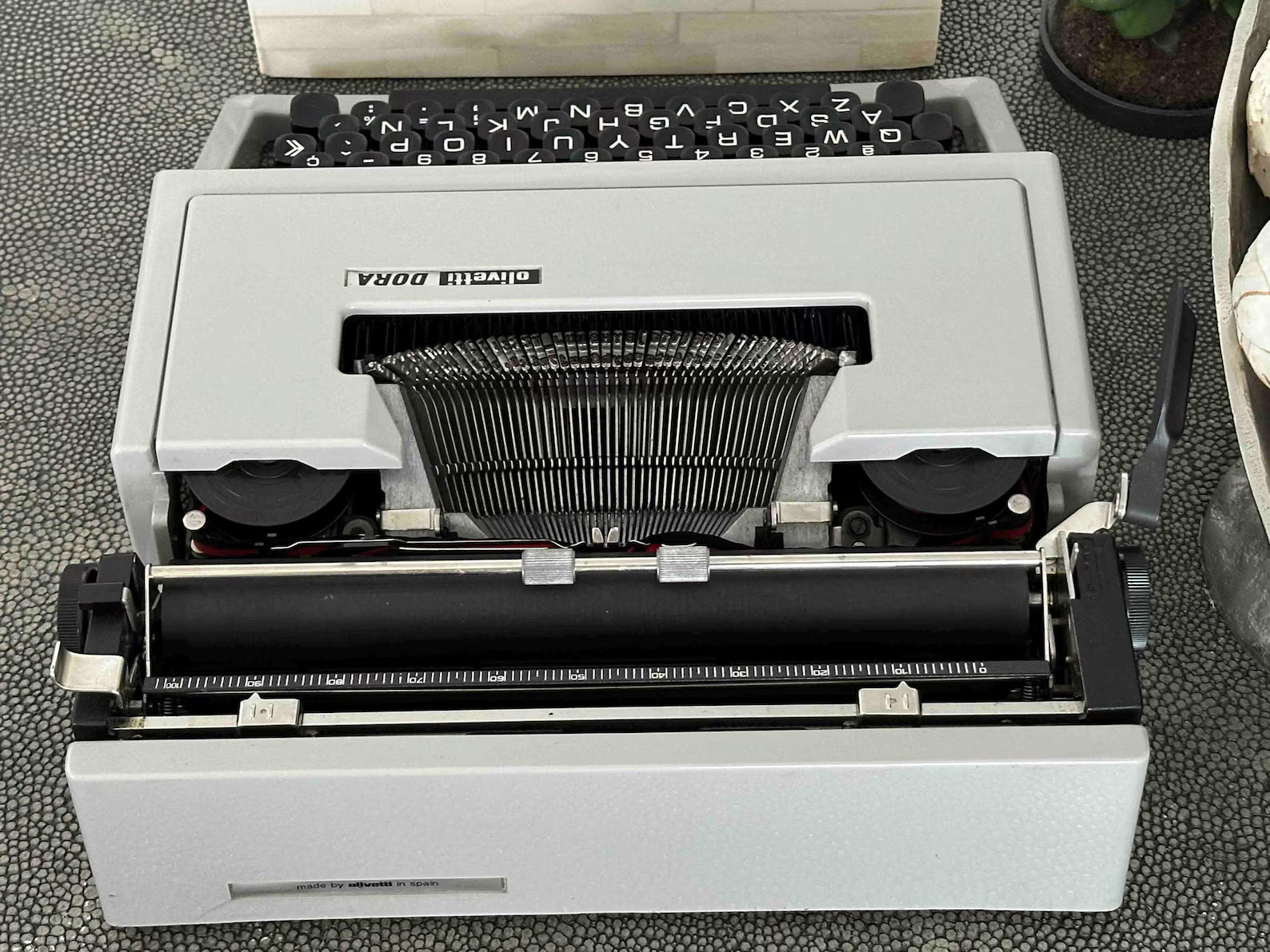 RARE Olivetti Dora Typewriter with Quadrato Font, Qwerty Layout, 1970s, Fully Functional