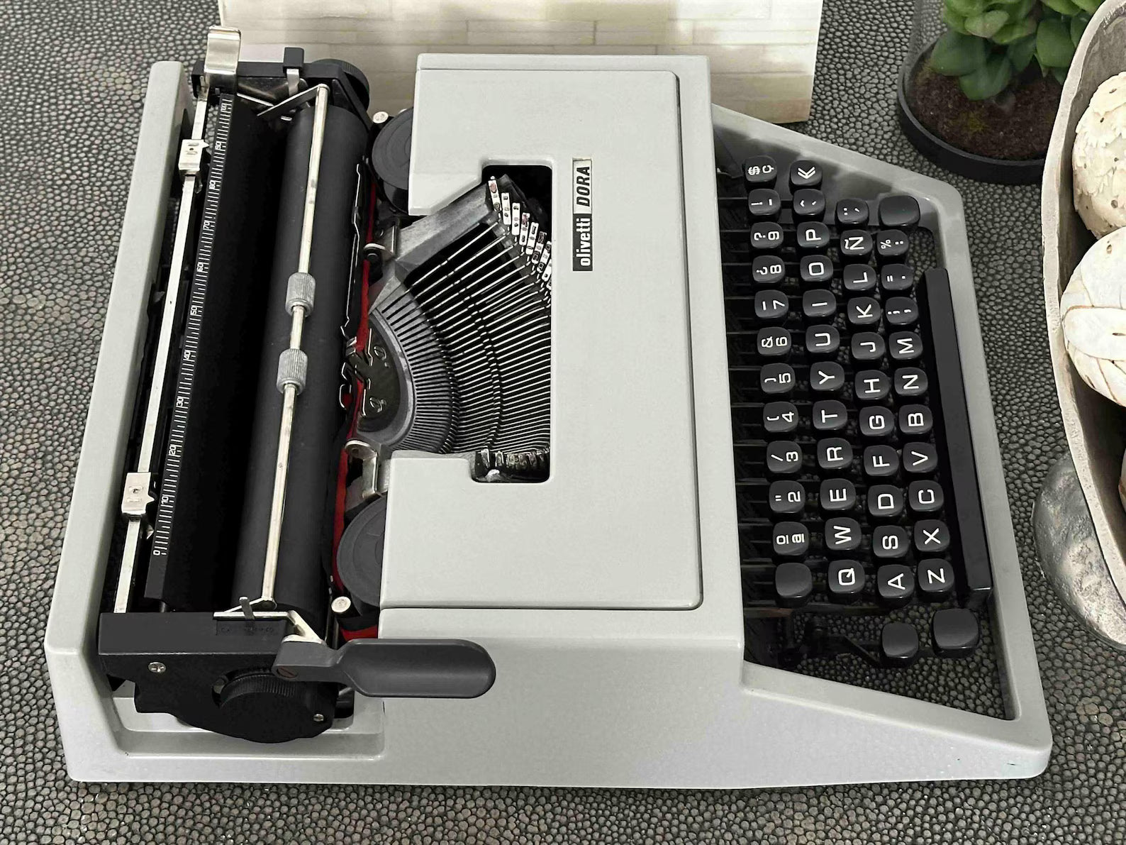 RARE Olivetti Dora Typewriter with Quadrato Font, Qwerty Layout, 1970s, Fully Functional