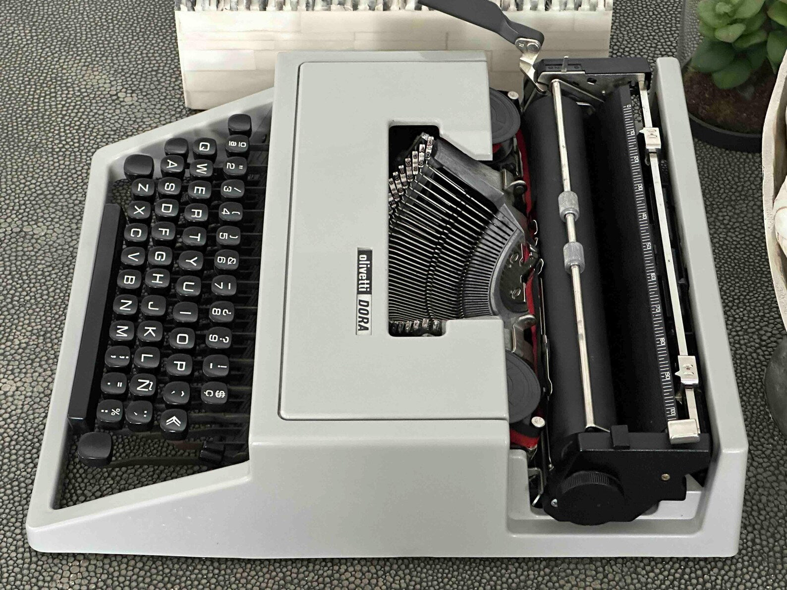 RARE Olivetti Dora Typewriter with Quadrato Font, Qwerty Layout, 1970s, Fully Functional