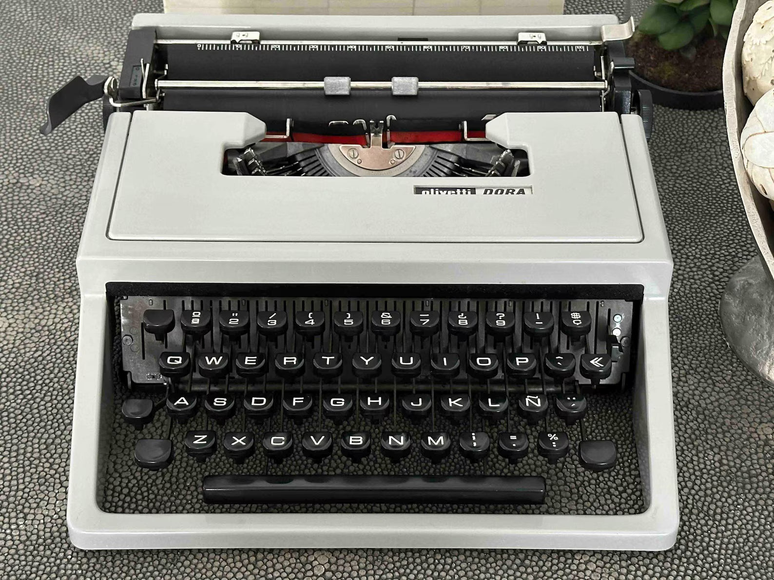RARE Olivetti Dora Typewriter with Quadrato Font, Qwerty Layout, 1970s, Fully Functional