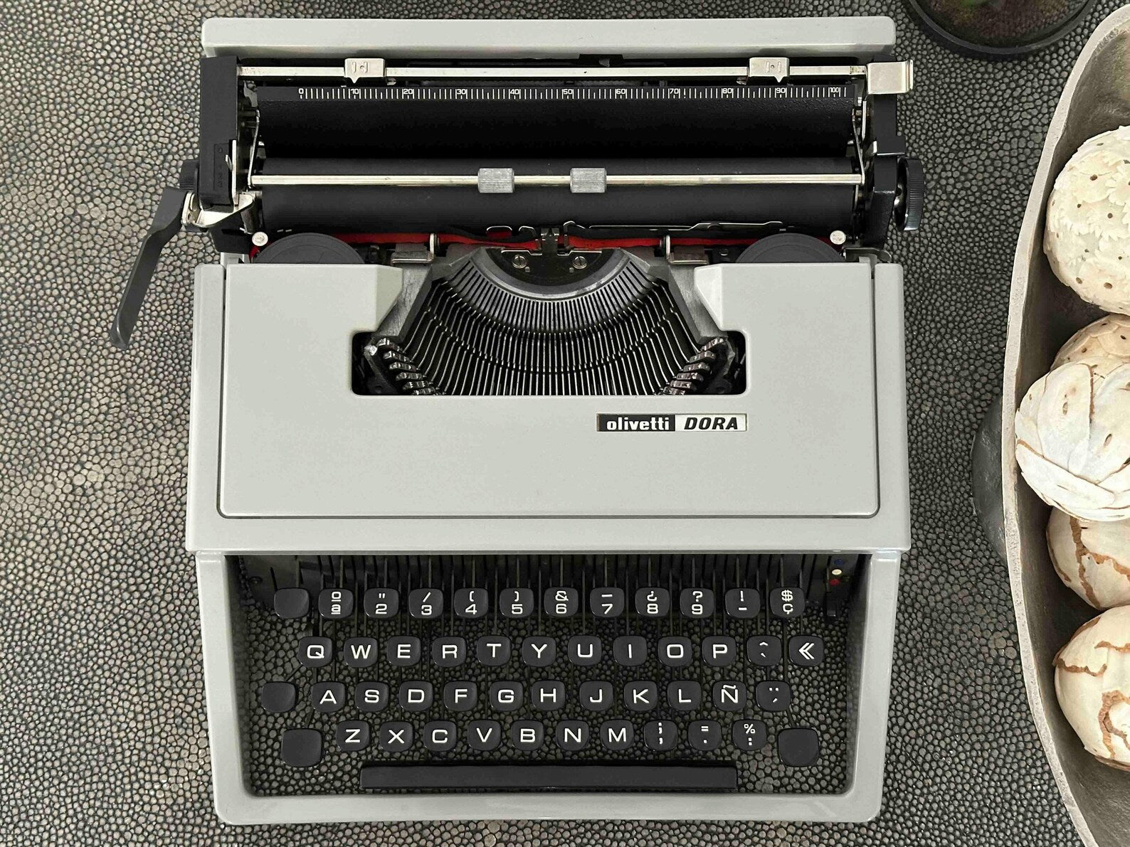 RARE Olivetti Dora Typewriter with Quadrato Font, Qwerty Layout, 1970s, Fully Functional