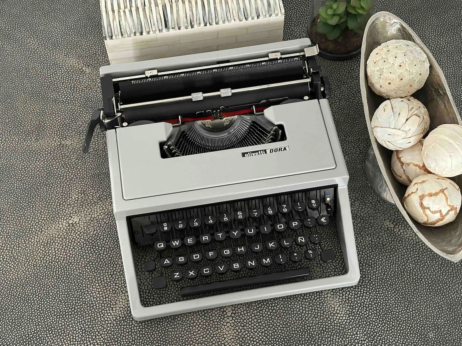 RARE Olivetti Dora Typewriter with Quadrato Font, Qwerty Layout, 1970s, Fully Functional