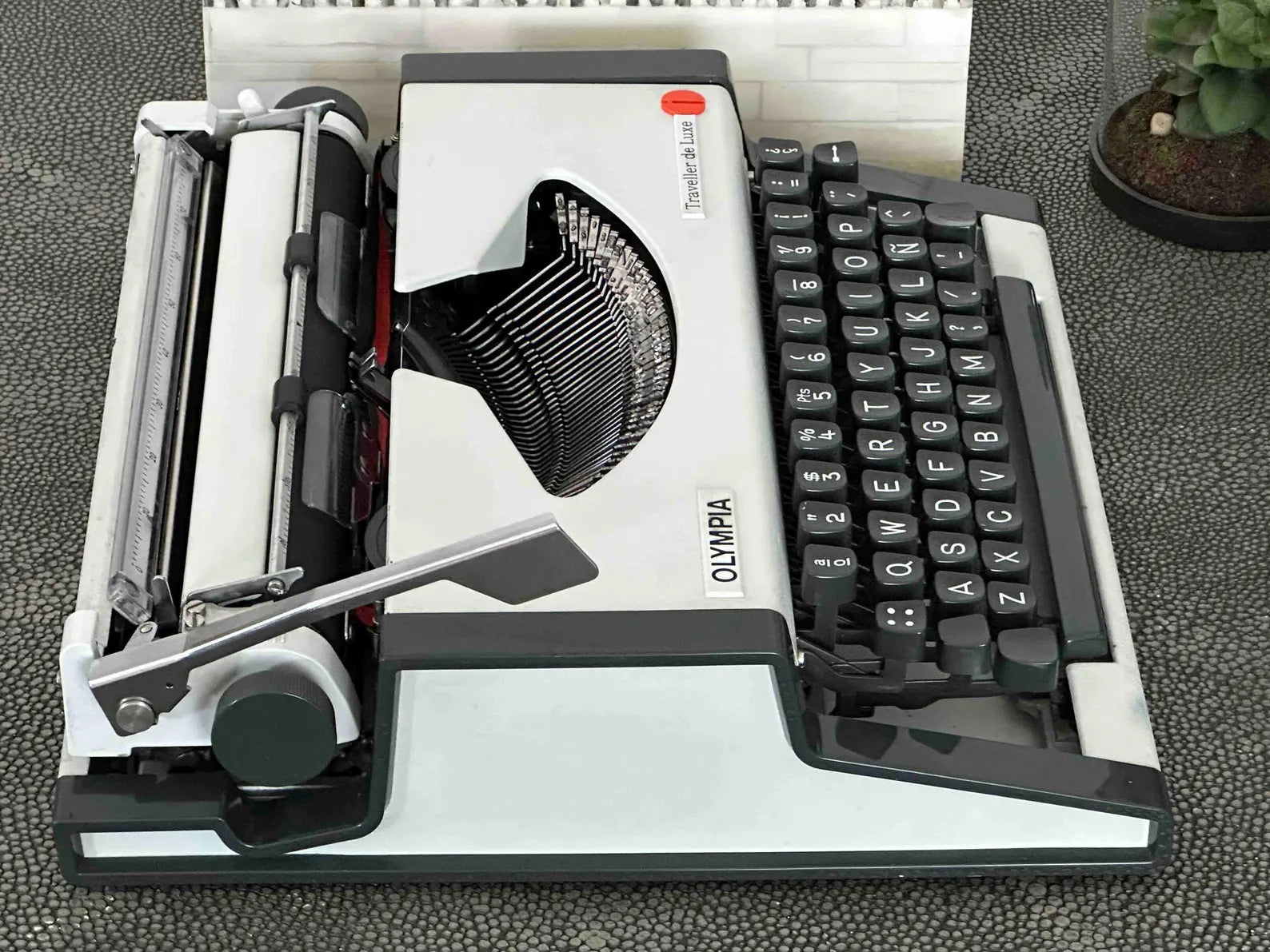 Olympia Traveller de Luxe Portable Typewriter with Qwerty Layout, 1970s, Fully Functional