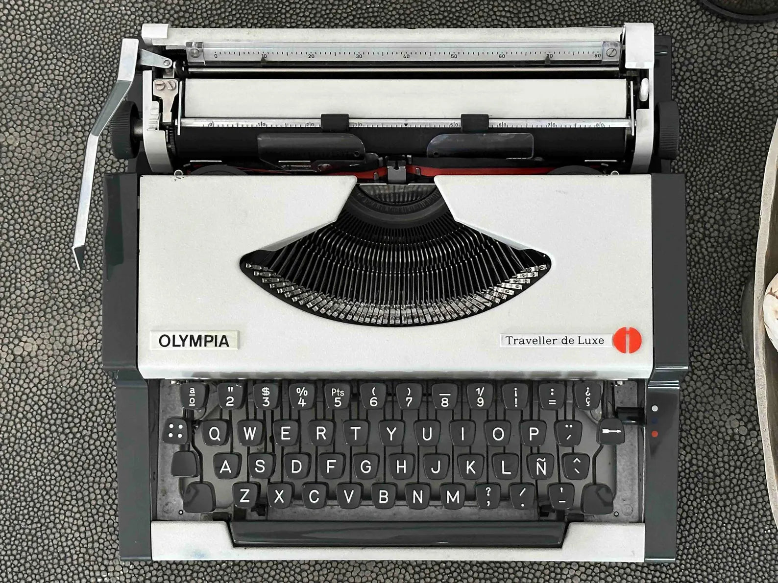 Olympia Traveller de Luxe Portable Typewriter with Qwerty Layout, 1970s, Fully Functional