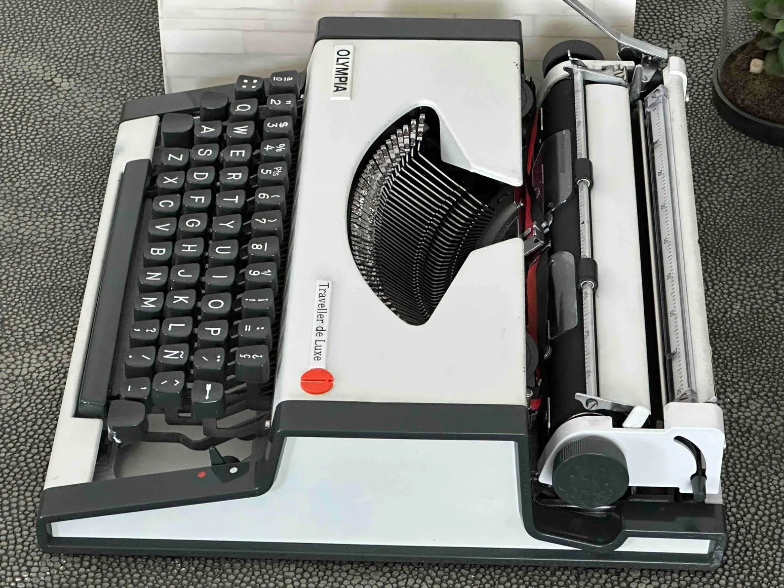 Olympia Traveller de Luxe Portable Typewriter with Qwerty Layout, 1970s, Fully Functional