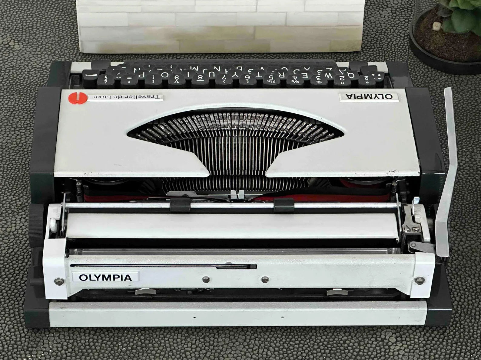 Olympia Traveller de Luxe Portable Typewriter with Qwerty Layout, 1970s, Fully Functional