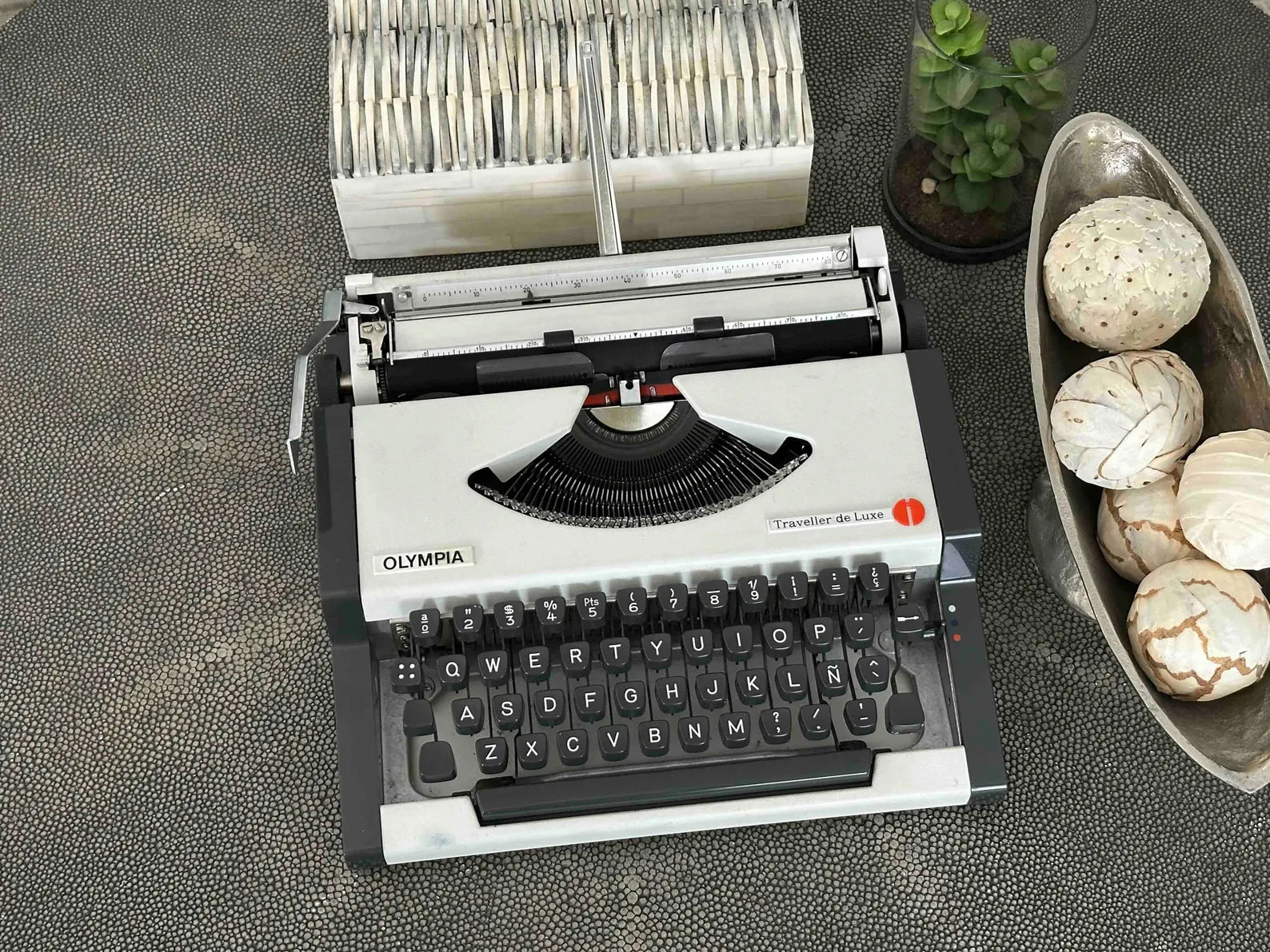 Olympia Traveller de Luxe Portable Typewriter with Qwerty Layout, 1970s, Fully Functional