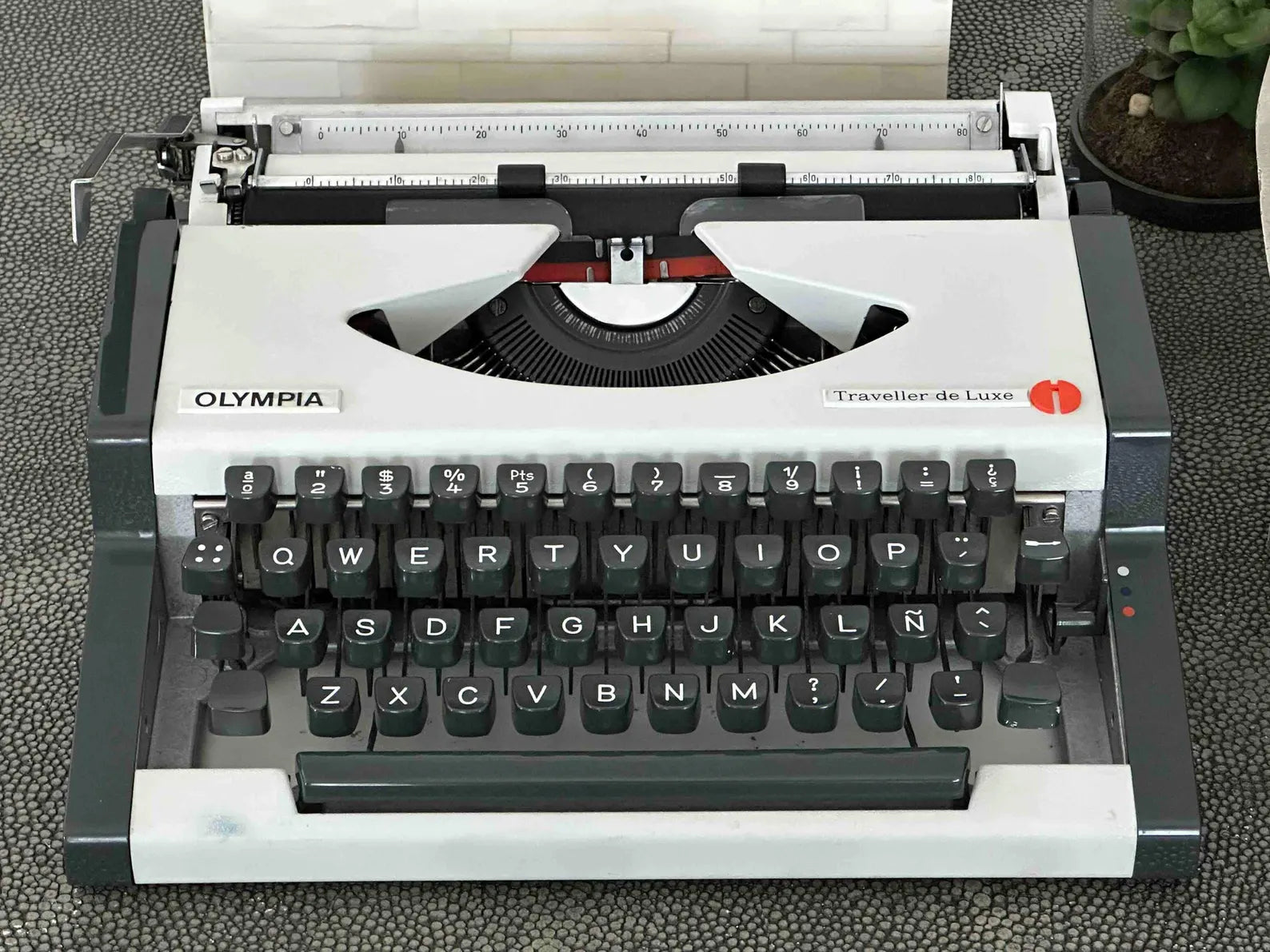 Olympia Traveller de Luxe Portable Typewriter with Qwerty Layout, 1970s, Fully Functional